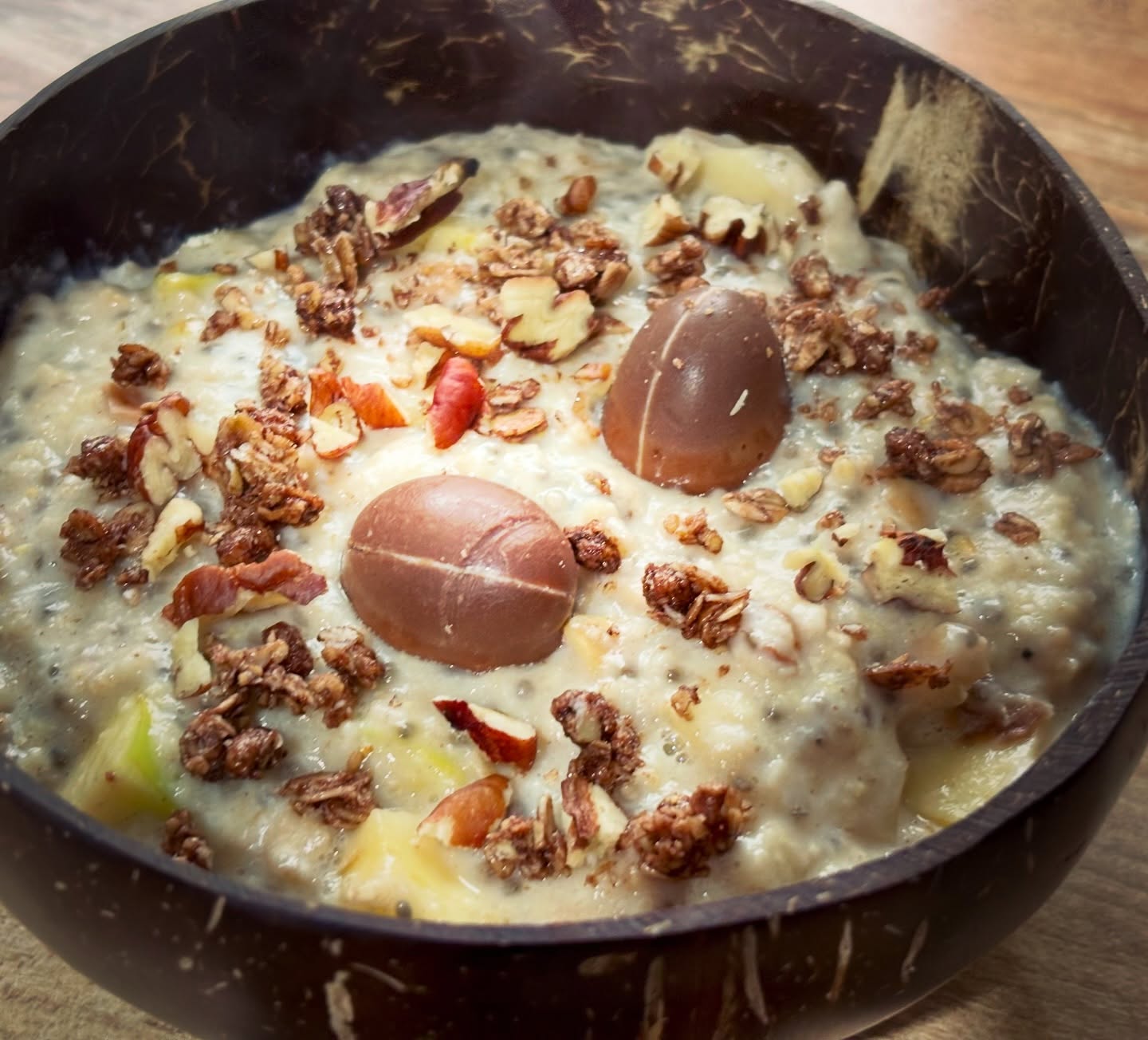 Si mic dejunul meu: terci cald de ovaz cu proteina, mere, scortisoara, chia, nuci pecan, granola si ousoare de ciocolata 

#zicemami #highprotein #oatmeal #healthyeating #porridge