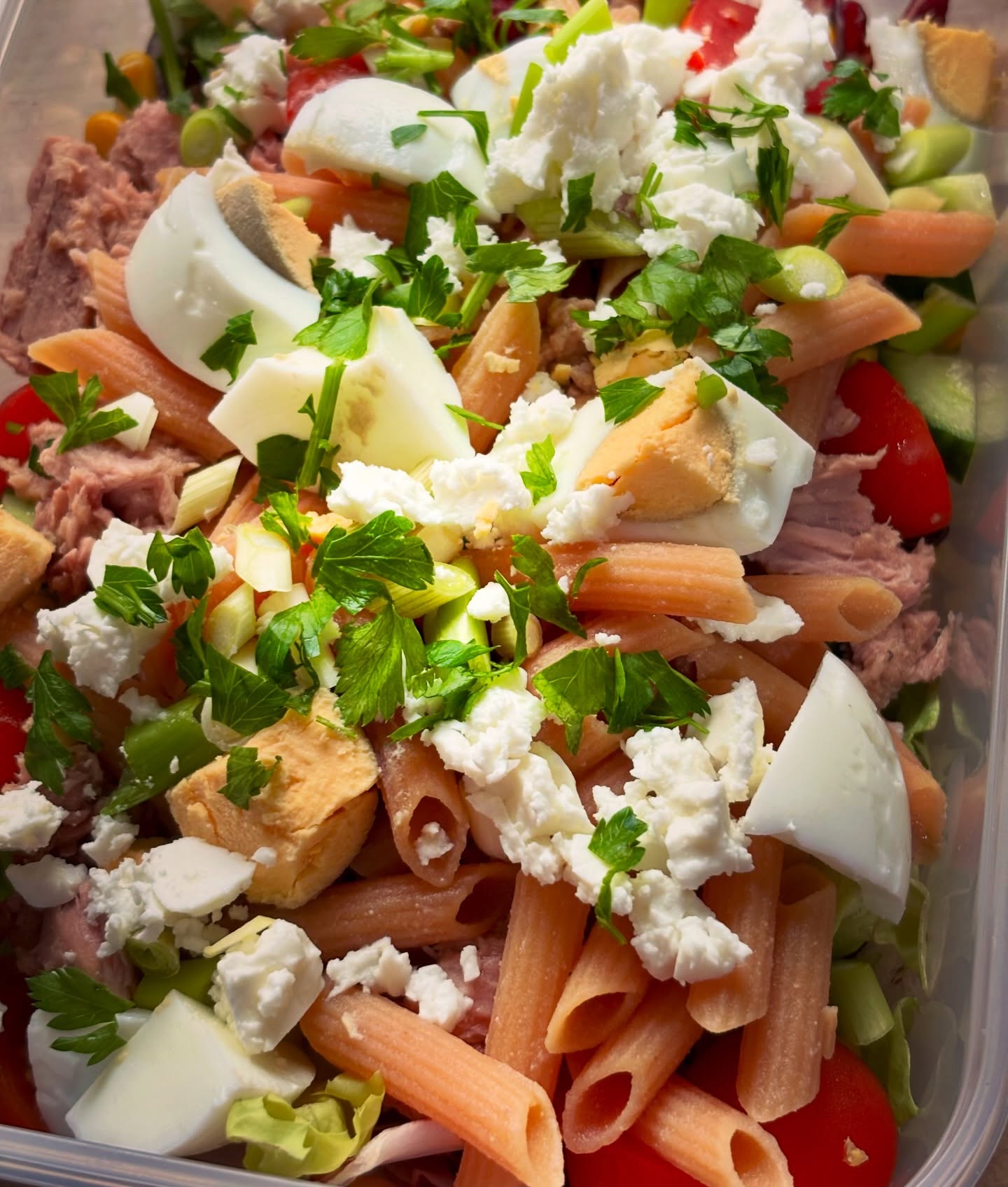 Iar pentru cina, ceva mai light: salata cu ton, paste proteice din linte, salata verde, legume, ou fiert, niste feta sau cu ce gasiti la voi in frigider! 

#highprotein #dinner #cina #salatacuton #salata