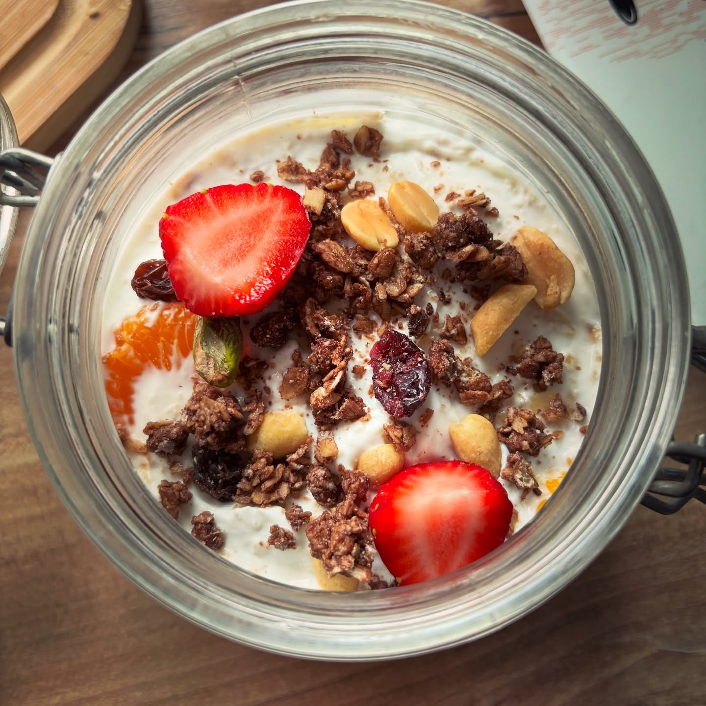 Mic dejun: terci de ovaz la rece, cu iaurt grecesc 2%, fructe (mandarina din compot si capsune), nuci, alune si merisoare plus un strop de granola pentru textura. 

#zicemami #breakfast #micdejun #oatmeal #overnightoats