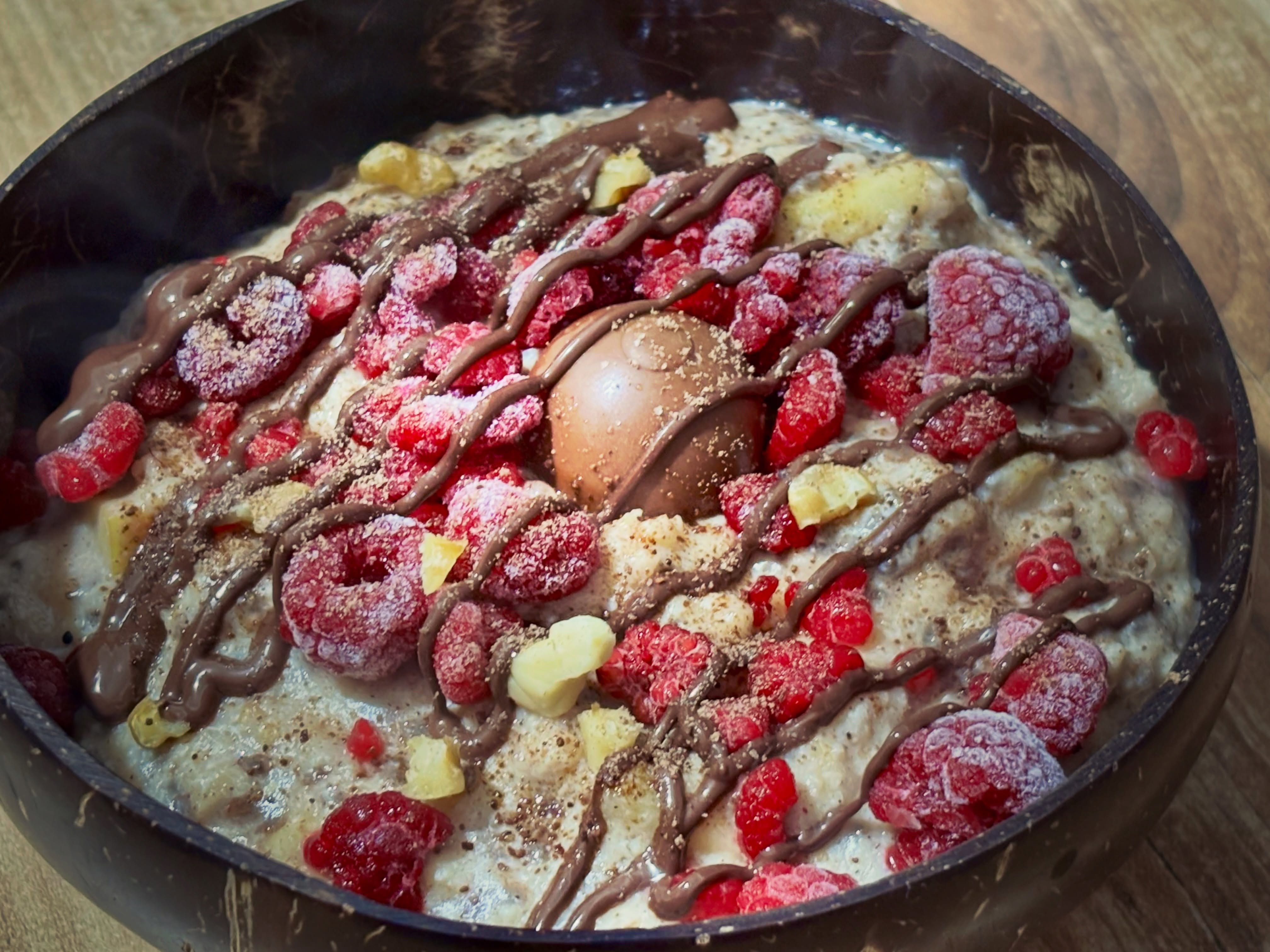 Mic dejun: terci cald de ovaz cu proteina, albus, nuci, zmeura si ciocolata de la @lindt 

#zicemami #highproteindiet #oatmeal #healthyeating #porridge