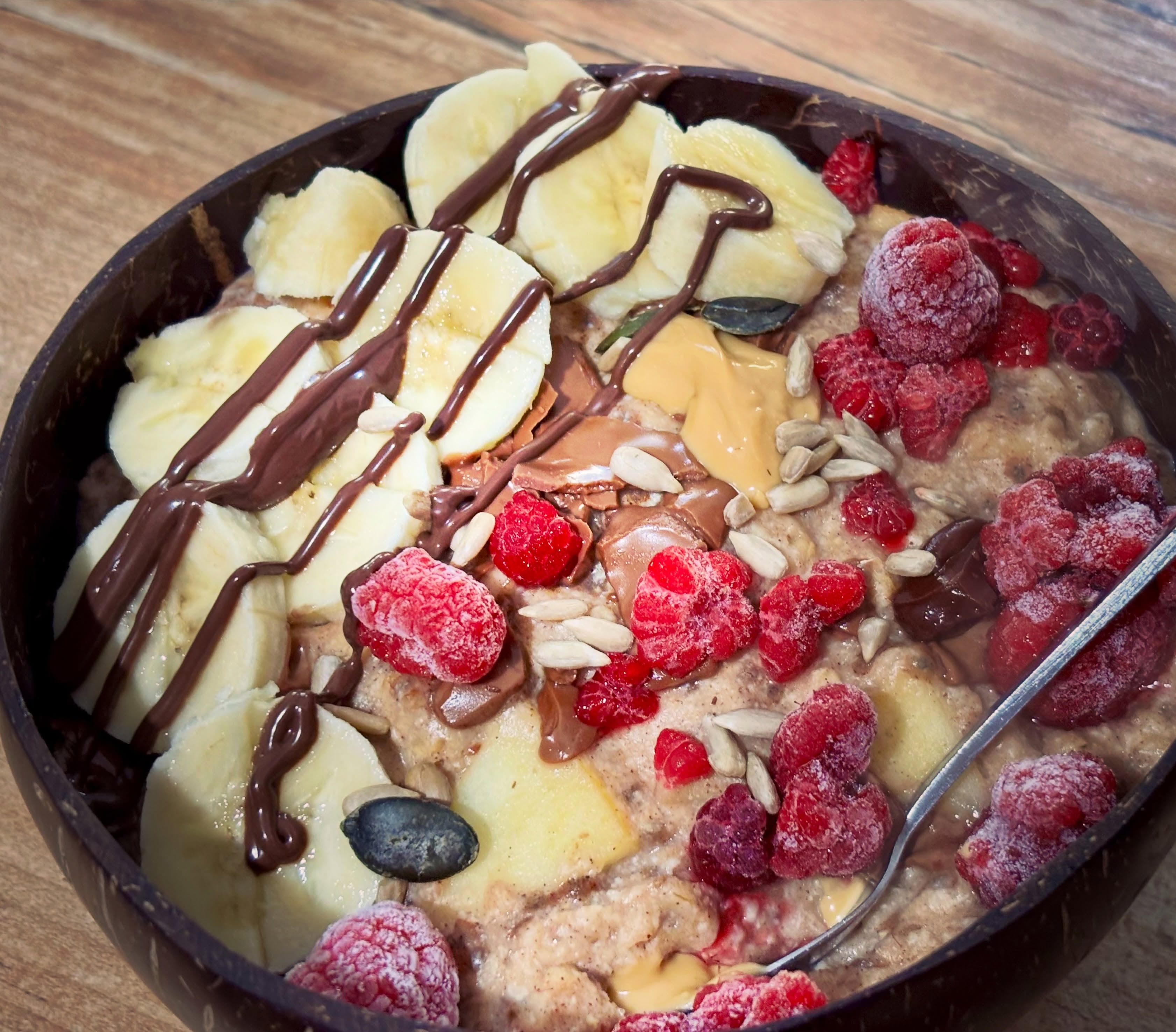 Mic dejun: terci cald de ovaz cu proteina, albus, fructe, ciocolata, seminte si unt de arahide

#zicemami #highprotein #healthyeating #oatmeal #porridge