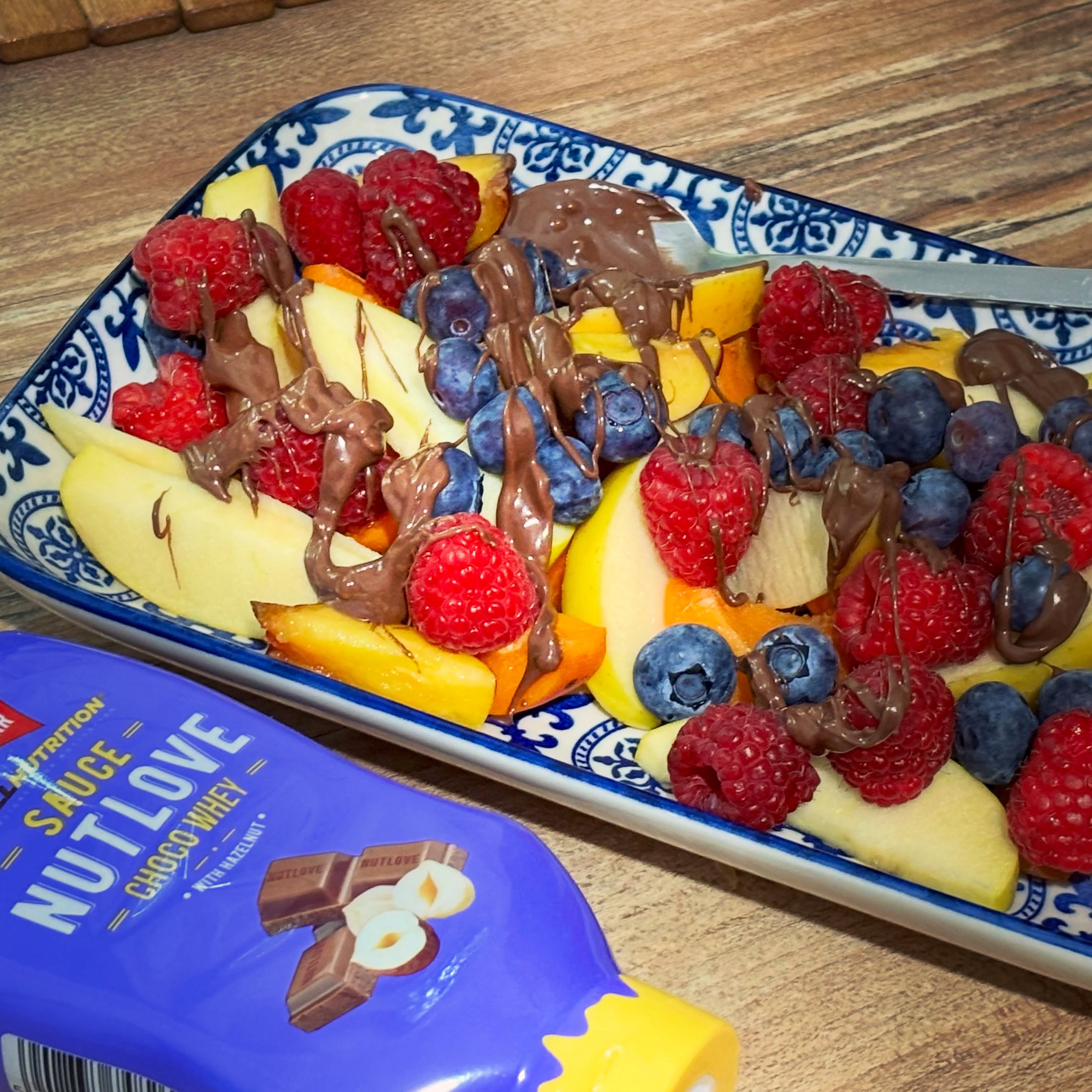 Gustare pentru toată lumea: fructe (mar, caise, nectarina, zmeura si afine) cu topping de ciocolată cu whey de la @allnutritionro 

#zicemamj #highprotein #healthyeating #snack #fruits