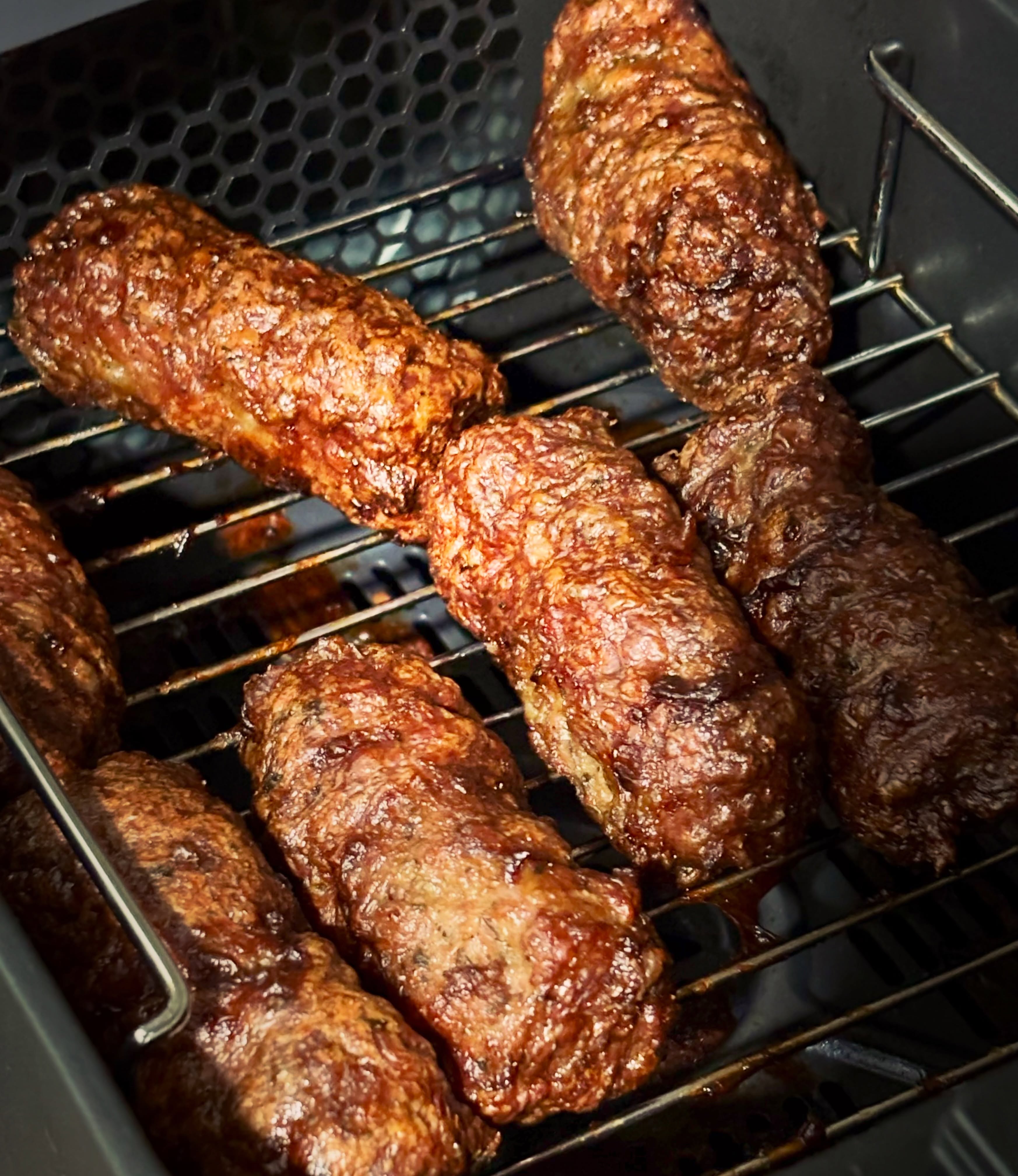 Ne stim de ceva vreme, asa ca stiti ca nu vorbesc prostii si nu am parteneriate platite. Copilului mic ii e pofta ocazional de mici. Avand in vedere ca stam la bloc, ne orientam dupa cum putem. De ceva vreme, am descoperit o treaba pe care trebuie sa o stiti. Daca luati mici de la @conceptalex_ (Macelariile Alex) si ii faceti la airfryer, gustul e 1:1 cu cei de la gratar. In vreo 20 de minute, maximum. Calitatea carnii  si reteta e 🔝, cei mai buni mici din Galati! 

#zicemami #micilaairfryer #airfryer #healthyeating