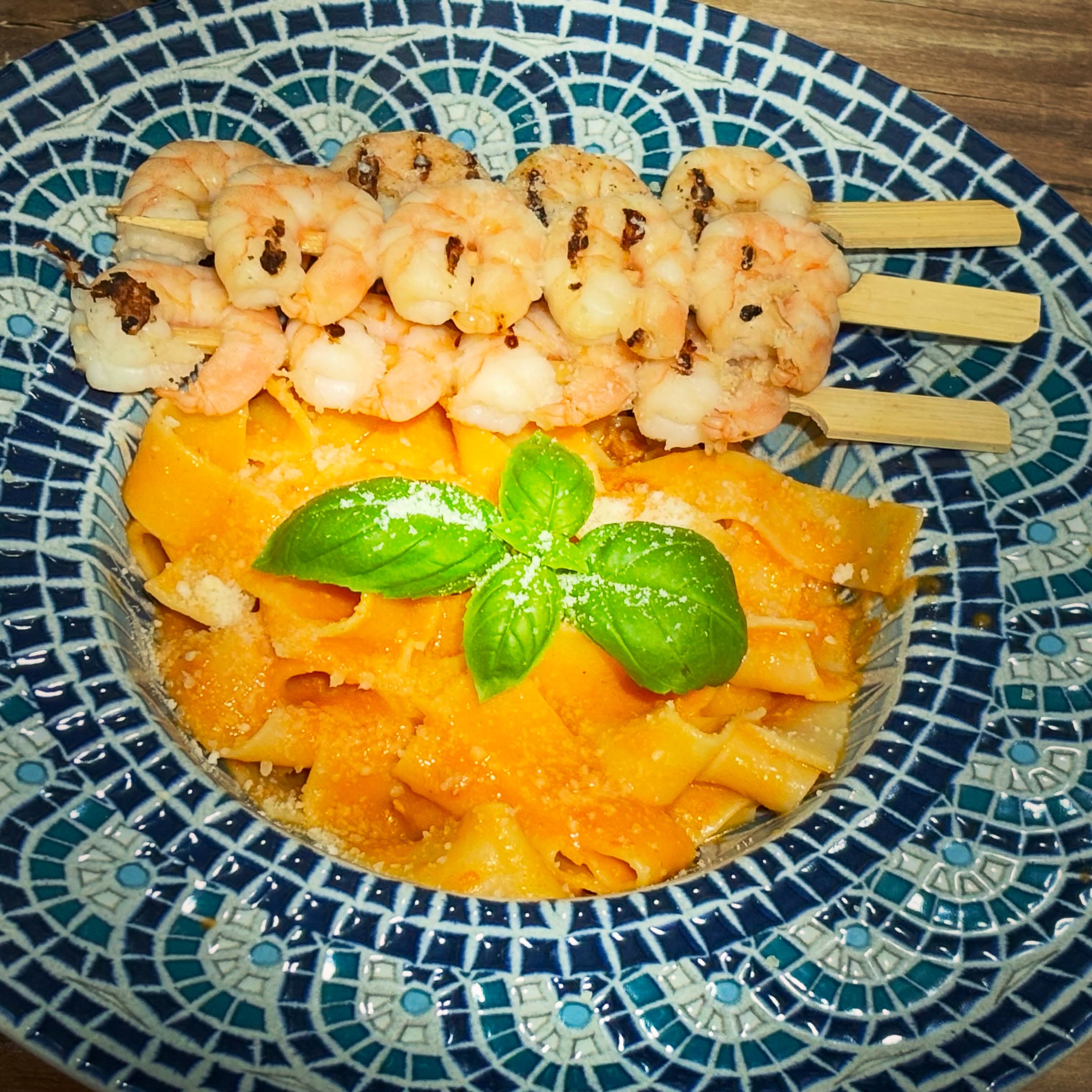 Azi am fost la @kauflandromania si m-au tras de maneca niste papardelle de la @lamolisanaromania. Acasa aveam deja baza de legume coapte pe care v-am aratat-o ieri, asadar lucrurile au venit firesc. Am fiert pastele 6 minute, conform instrucțiunilor. 

Separat, am pus vreo 4 polonice de supa crema de legume si doua din apa de la paste, o lingura de crema de branza light (nu am avut smantana de gatit), o lingura de parmezan si cateva frunze de busuioc proaspat. Am clocotit sosul, apoi am adaugat pastele in el si le-am “balacit” cateva minute. 

Timp in care am fript cateva frigarui de creveti pe grill. Cand le-am alaturat, m-am teleportat in frumoasa Italia, a fost o masa divina! 🥰

Am servit cu busuioc și extra parmezan pentru cine a dorit. Gusturile nu se discuta, pastele erau simple, crevetii erau pe langa. :) Spun asta pentru ca italienii nu pun parmezan la pastele cu fructe de mare. 🤷🏼‍♀️ Treaba lor! 😃

#zicemami #papardelle #pastaandshrimps #pasta #highprotein