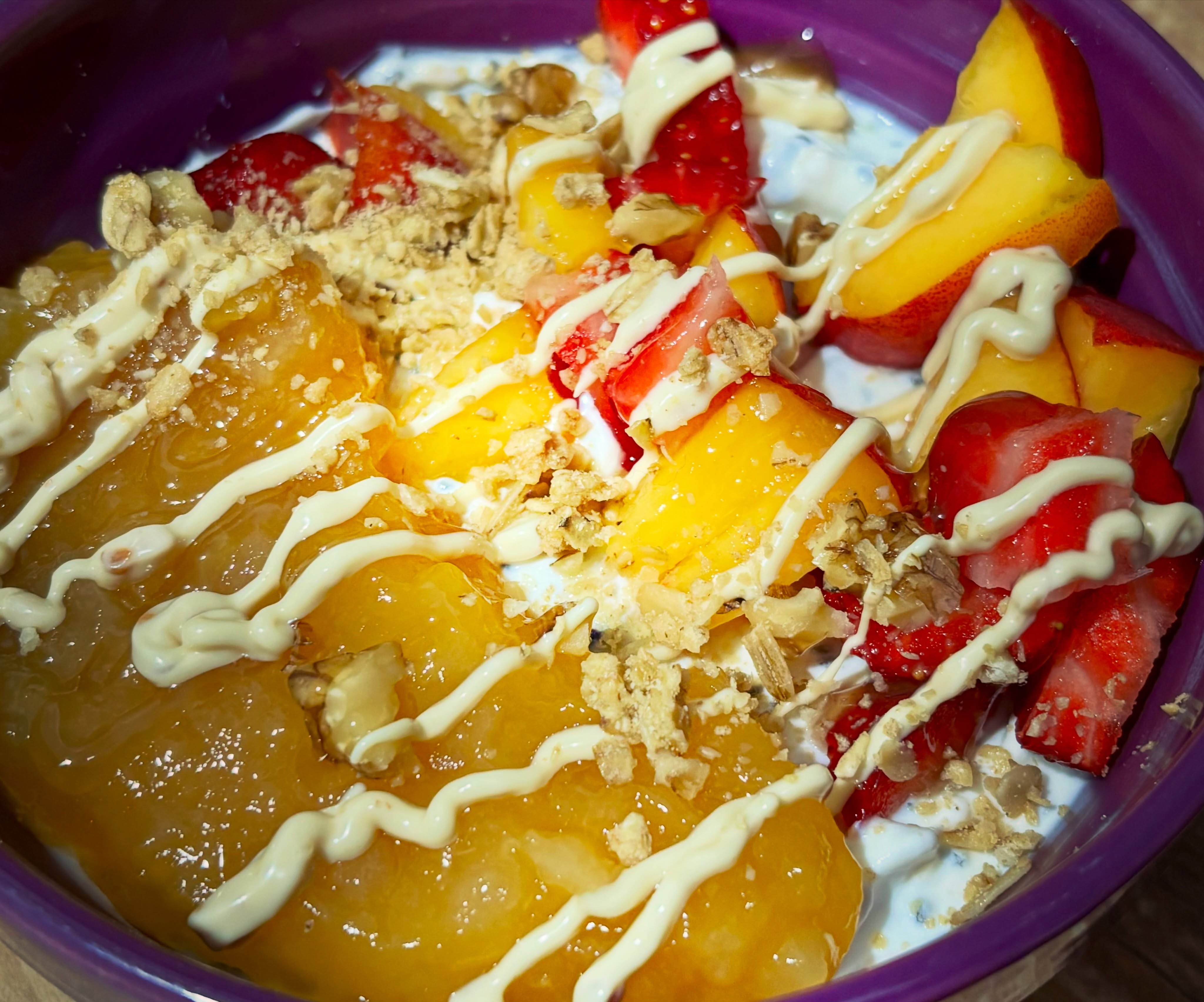 Bol cu iaurt, ovaz si fructe

#yoghurt #iaurt #zicemami #healthyeating