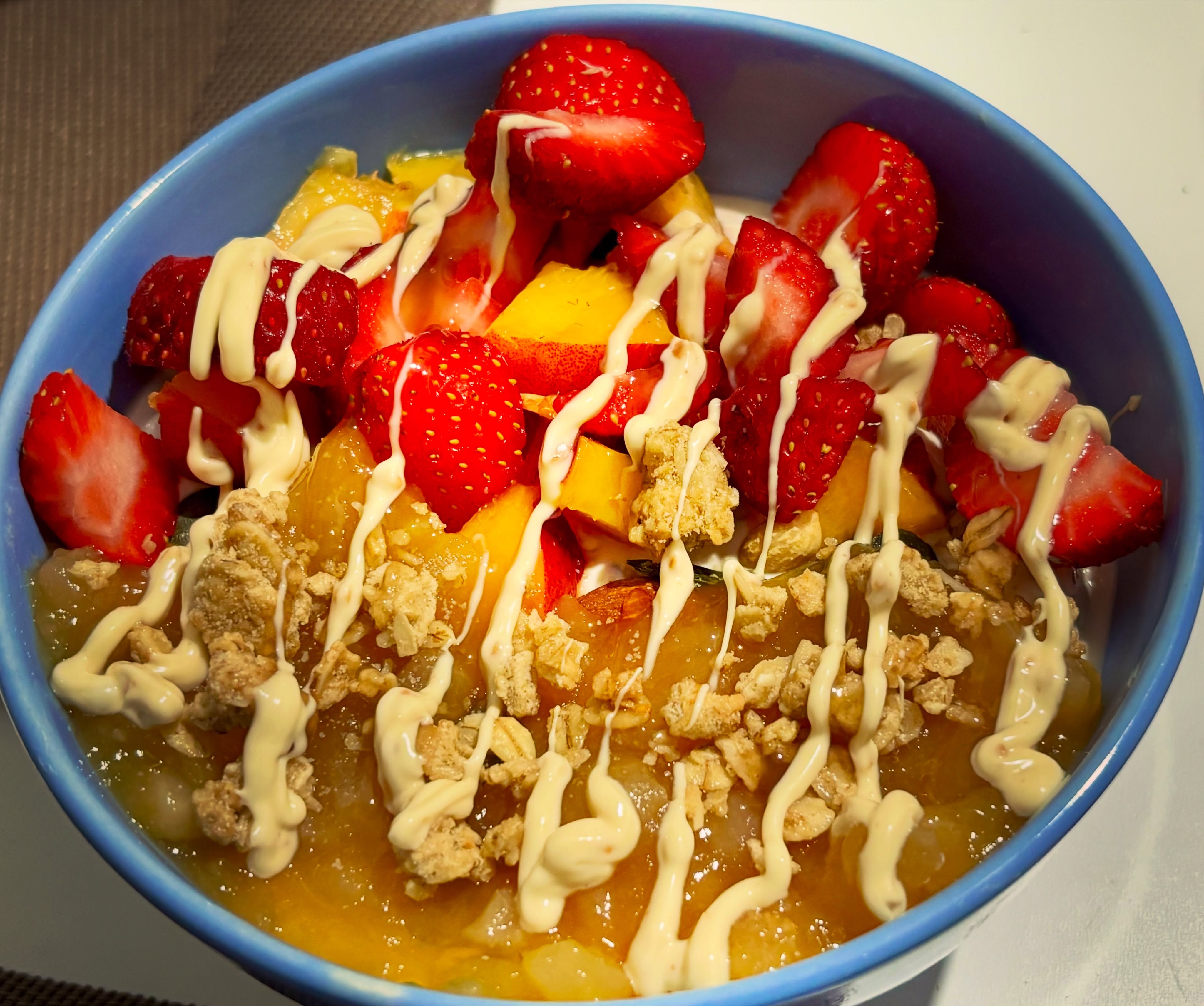 Alt bol cu iaurt, fructe, cereale si sos de alune

#zicemami #healthyeating #highprotein #yoghurtbowl
