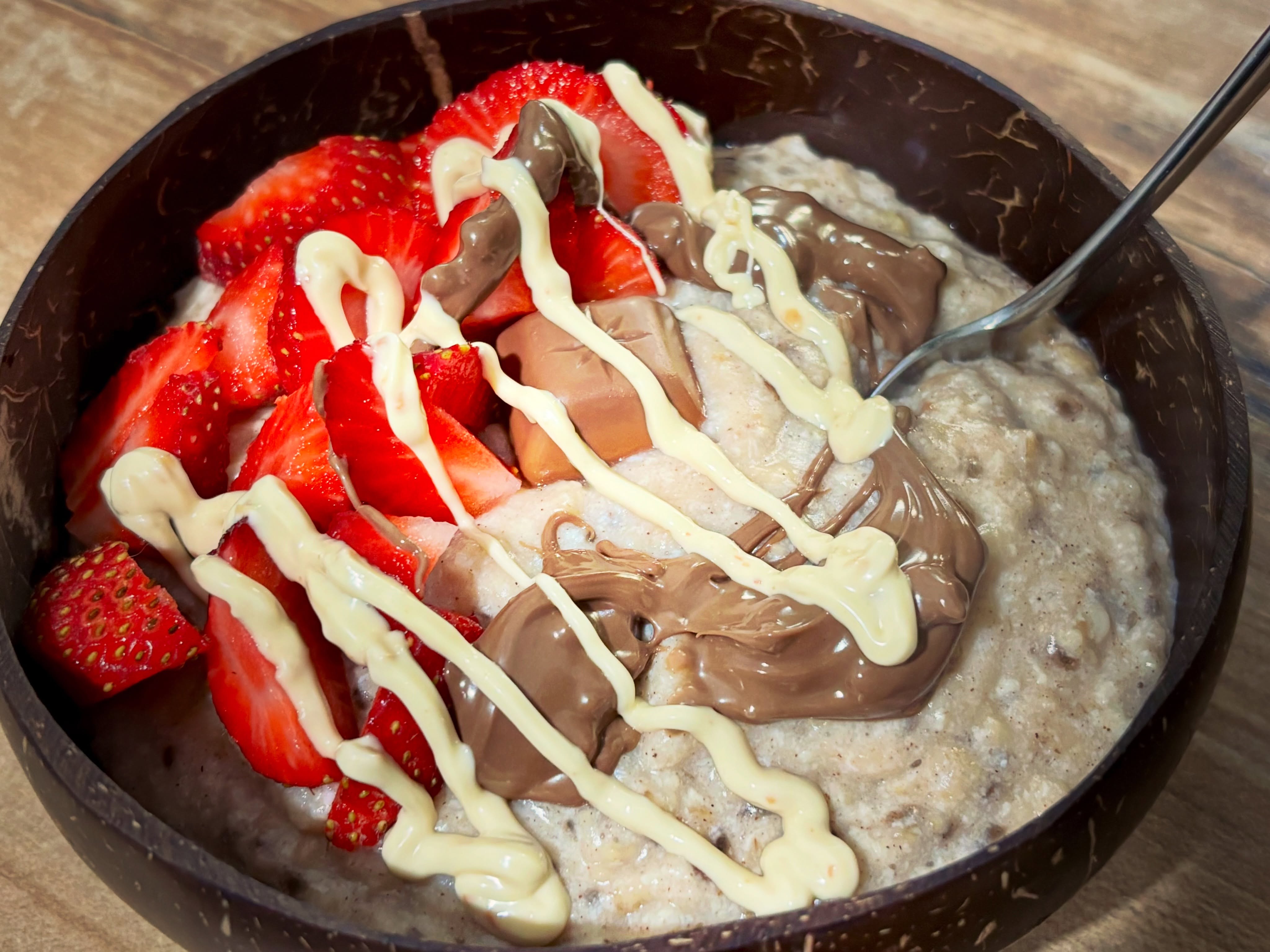 Mic dejun: terci cald de ovaz cu proteina, albus, fructe, ciocolata si topping de alune 

#zicemami #highprotein #healthyeating #micdejun #breakfast