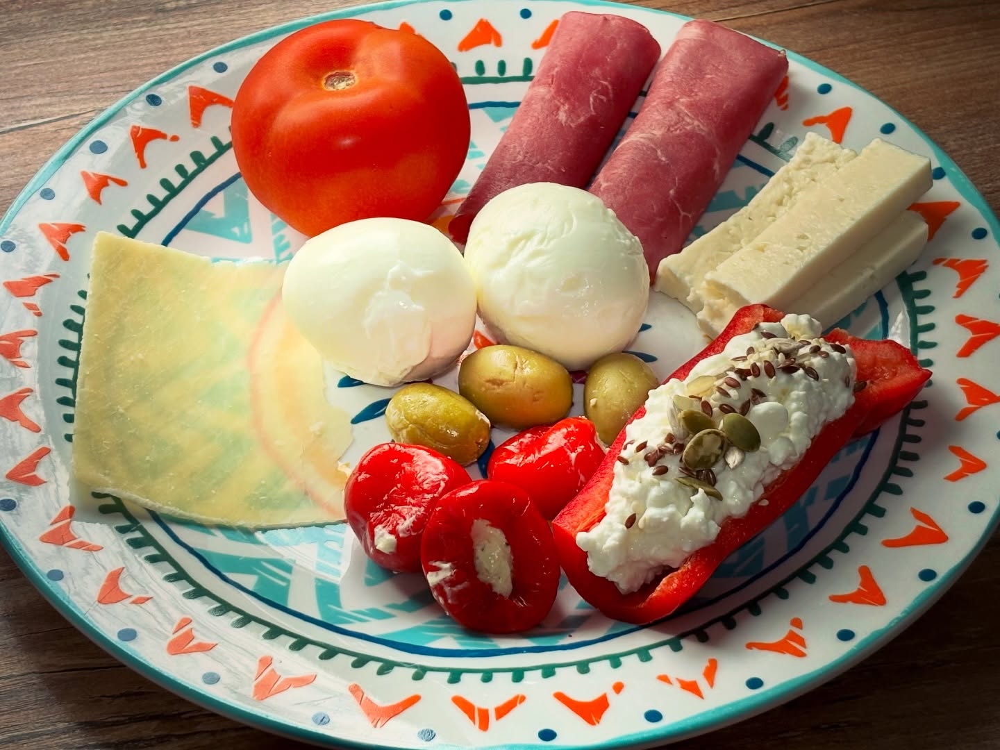 Mic dejun de 450 kcal: oua fierte, pastrama de vita, masline, rosie, ardei umpluti cu branza, kapia cu cottage light, telemea si cheddar, ambele highprotein , de la @lidlromania 

#zicemami #micdejun #breakfast #highprotein