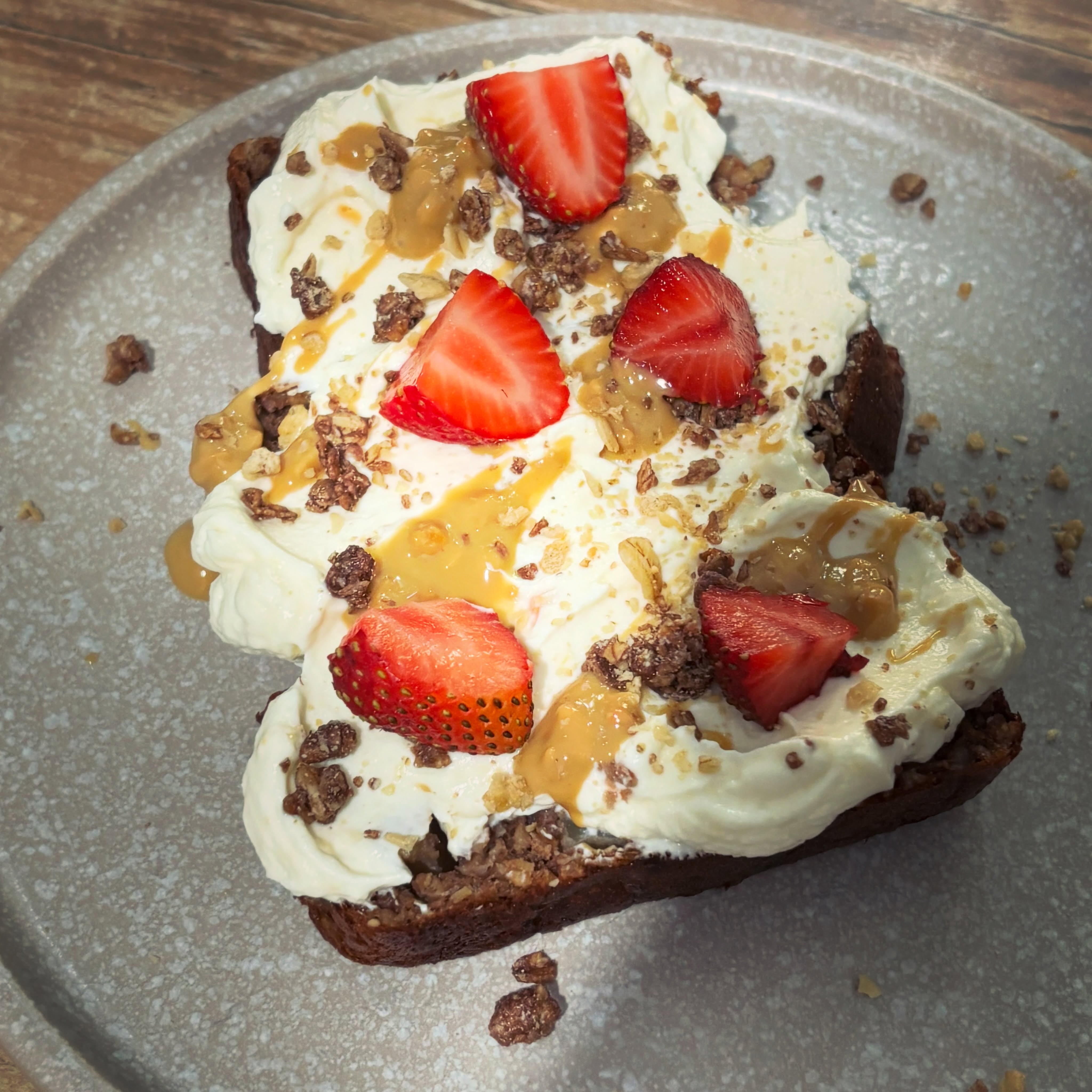 Am schimbat terciul cald pe ovaz copt, in combinatie cu quark, unt de arahide, capsune si granola

#zicemami #highprotein #breakfast #bakedoats #healthyeating
