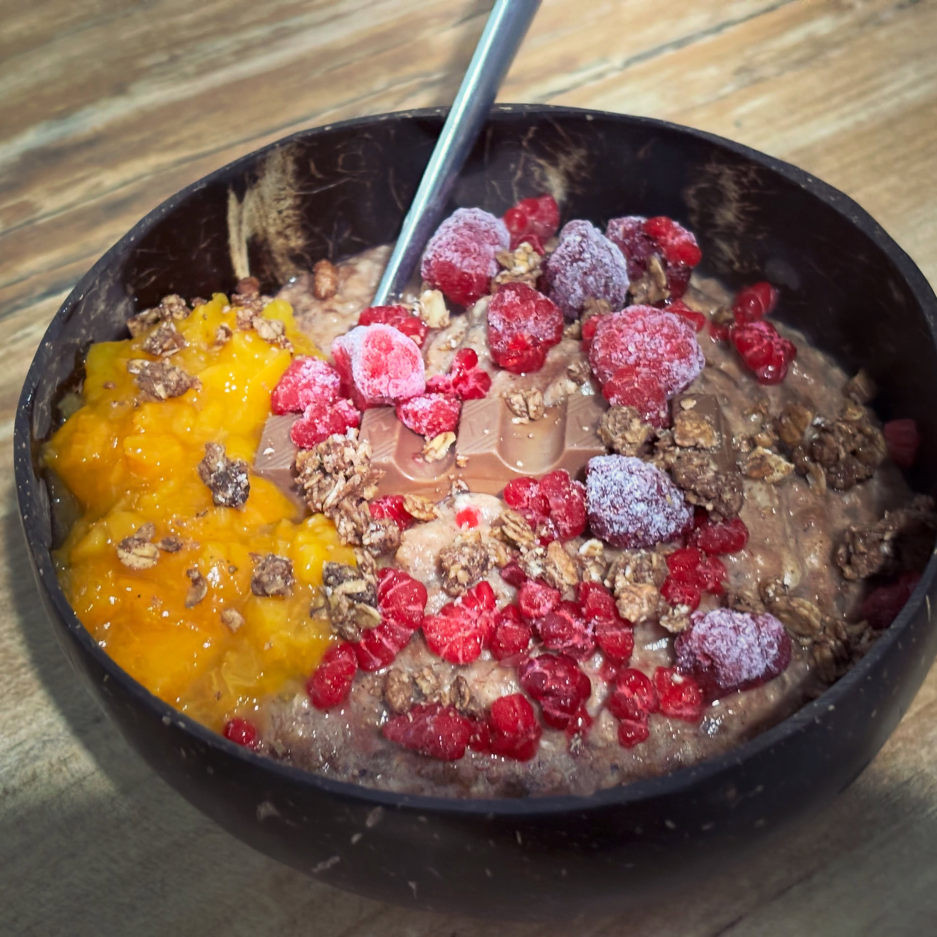 Mic dejun: terci cald de ovaz cu proteina de ciocolata de la @myproteinro, albus, ciocolata, fructe, gem de piersici de la @allnutritionro si musli crunchy 

#zicemami #healthyeating #highproteinmeals #micdejun #oatmeal
