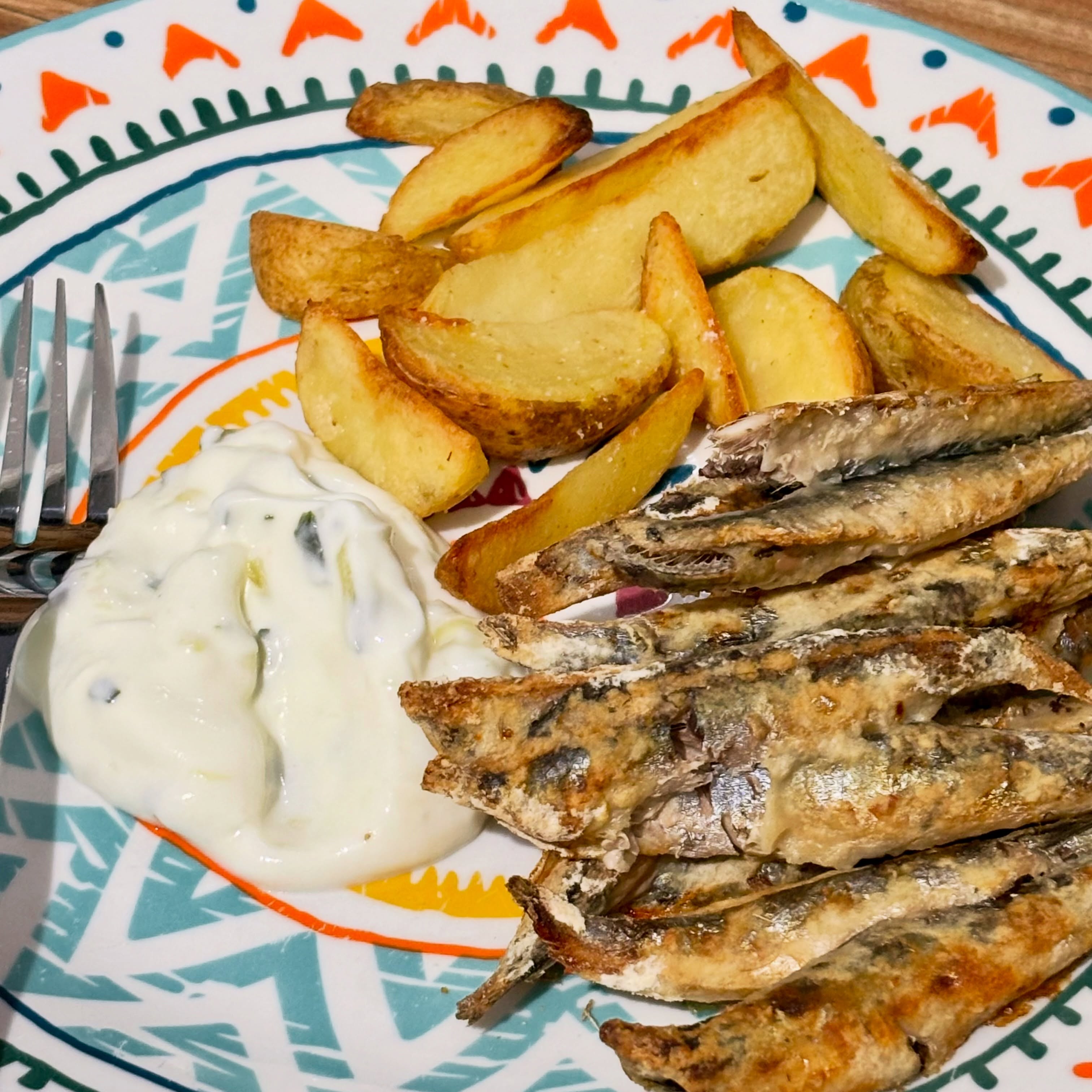 Cina: hamsii si cartofi la cuptor cu tzatziki. Hamsiile aduc beneficii mari pentru sănătate, oferind acizi grași Omega-3, proteine de calitate și calciu. Consumul acestui pește mic ajută inima, oasele și creierul, intr-un aport caloric scazut, deci bucurati-va din plin! 

#zicemami #dinner #dinnerideas #highprotein #healthyeating