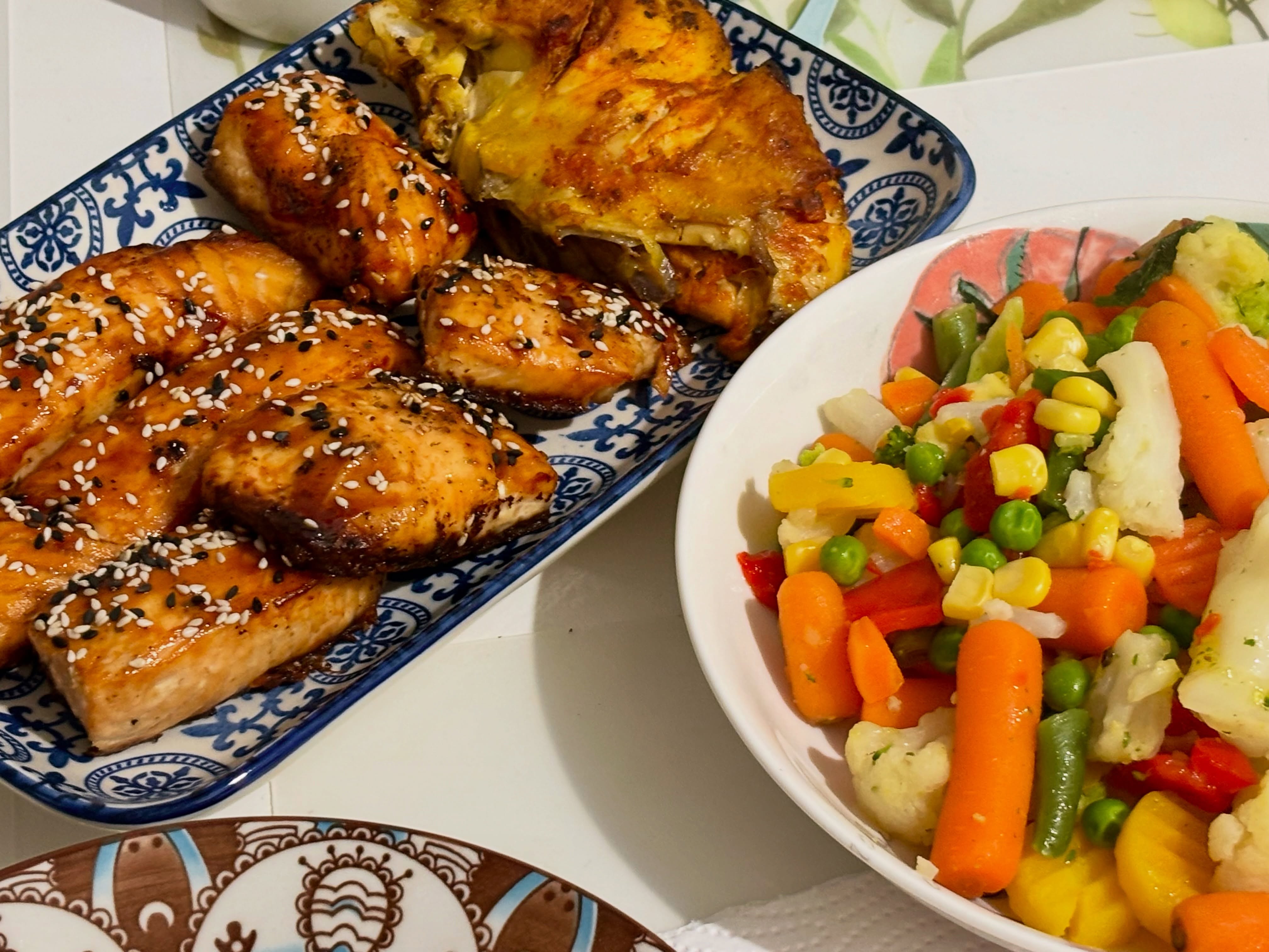 Pranz: somon la cuptor cu susan, piept de pui si legume la abur

#zicemami #healthyeating #highprotein #salmon #somon
