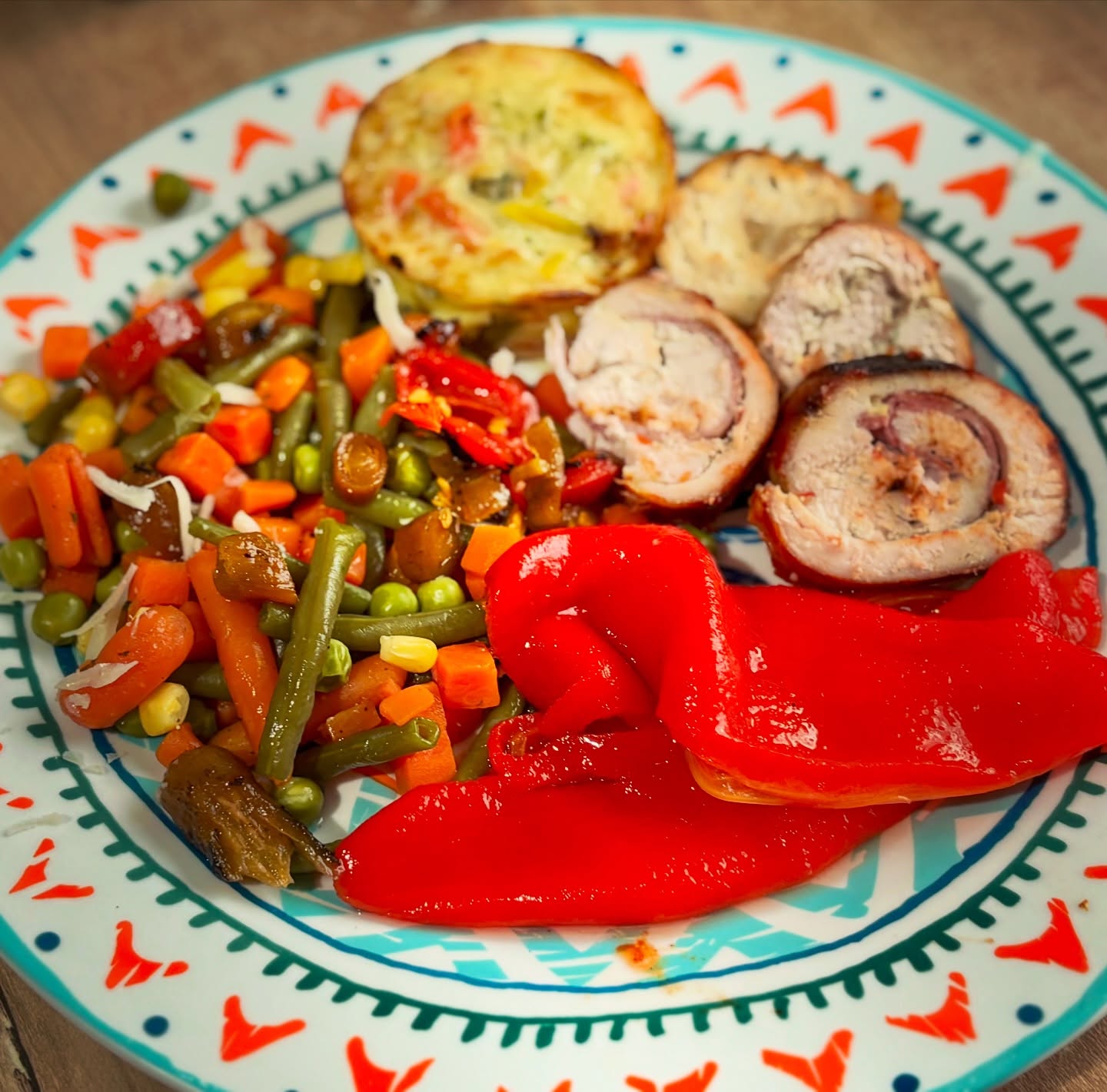 Pranzul de azi: piept de pui in bacon, legume sote, legume (morcov, dovlecel si broccoli) gratinate si ardei copt. 

#zicemami #pranz #ruladadepui #highprotein #lunch