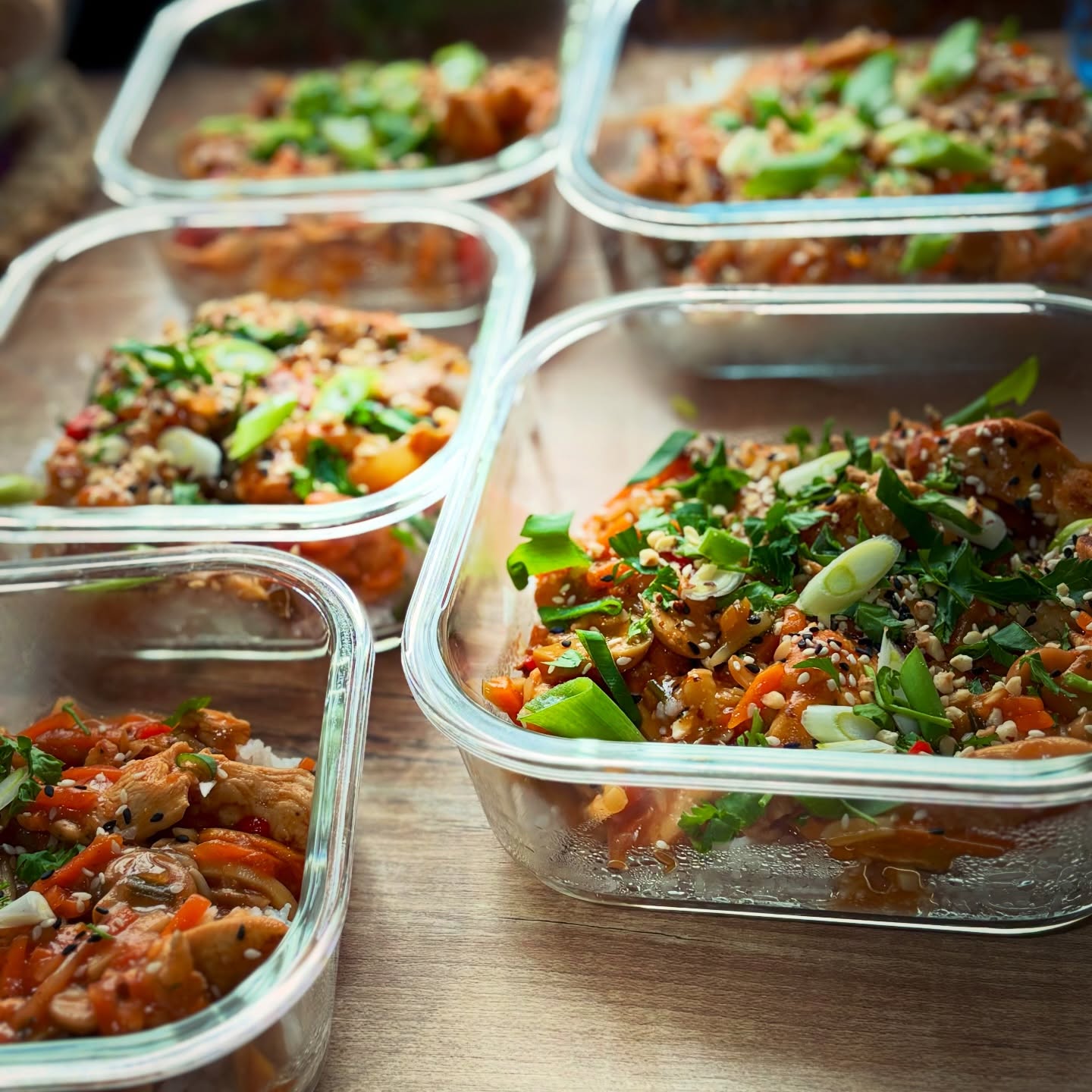 Meal prep, din nou: orez basmati si pui cu bambus si ciuperci, alune, seminte de susan si cozi de ceapa verde

#zicemami #healthyeating #healthyeatinghabits #healthyeatingideas #mealprep