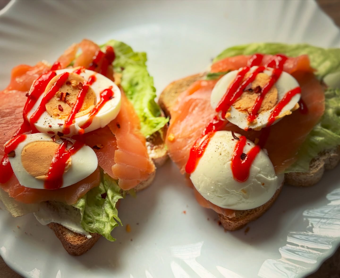 Mic dejun: paine proteica (KB protein de la @kauflandromania), crema de branza light de la @lidlromania, salata iceberg, somon afumat, ou fiert, piper, fulgi de chilli si sriracha. 430 kcal si 36 g de proteine

#zicemami #highprotein #breakfast #breakfastideas #healthyeating