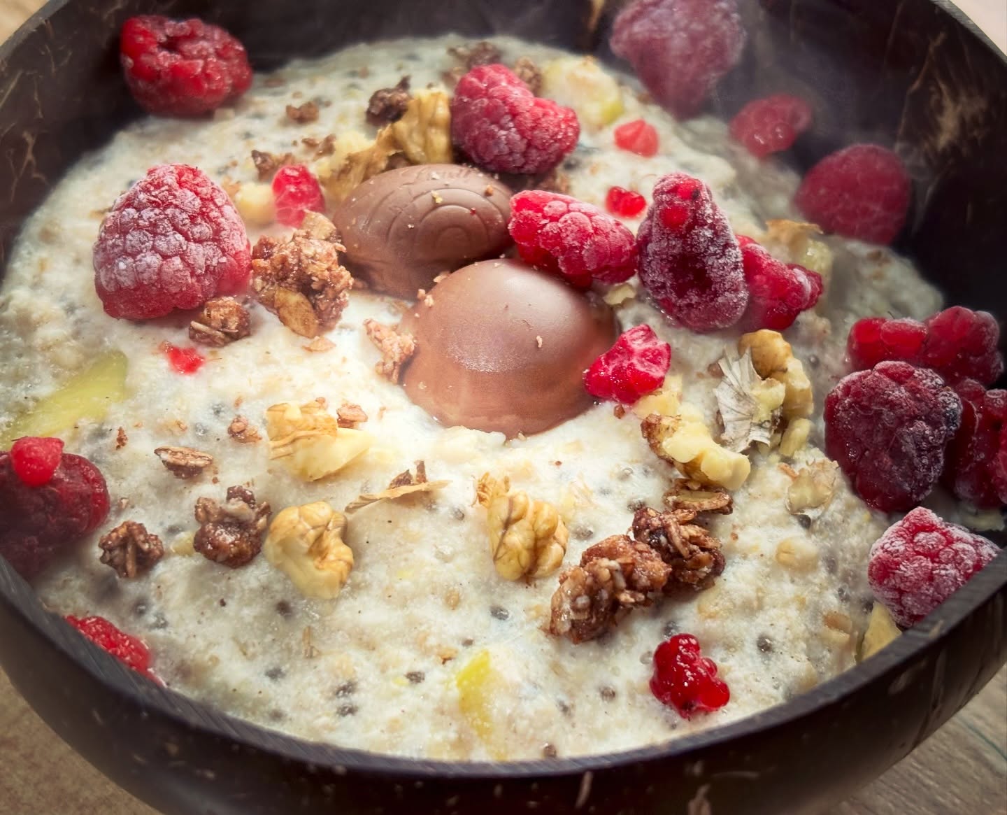 Mic dejun: terci cald de ovaz cu proteina, chia, ciocolata, zmeura, nuci si granola

#zicemami #tercideovaz #healthyeating #highprotein #oatmeal