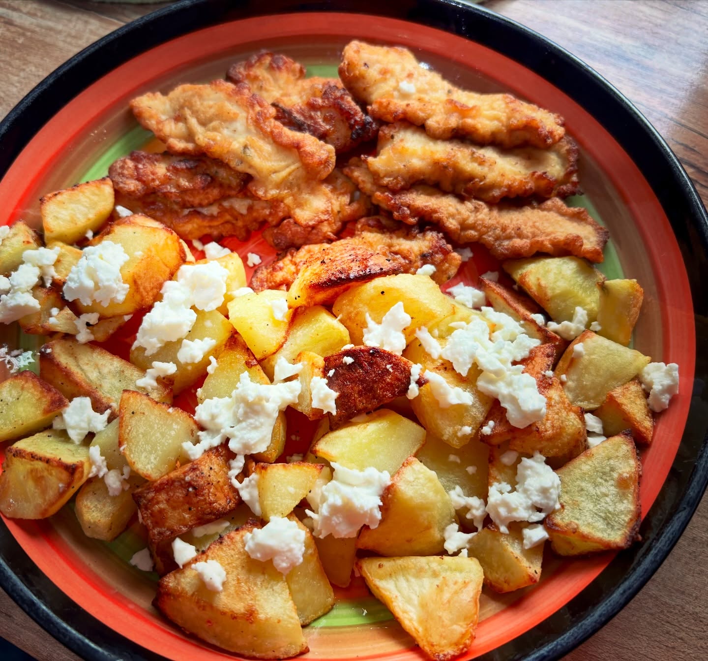 Pofte de copii: cartofi la cuptor cu feta si snitele

#zicemami #traditionalfood #sniteledepui #cartoficubranza