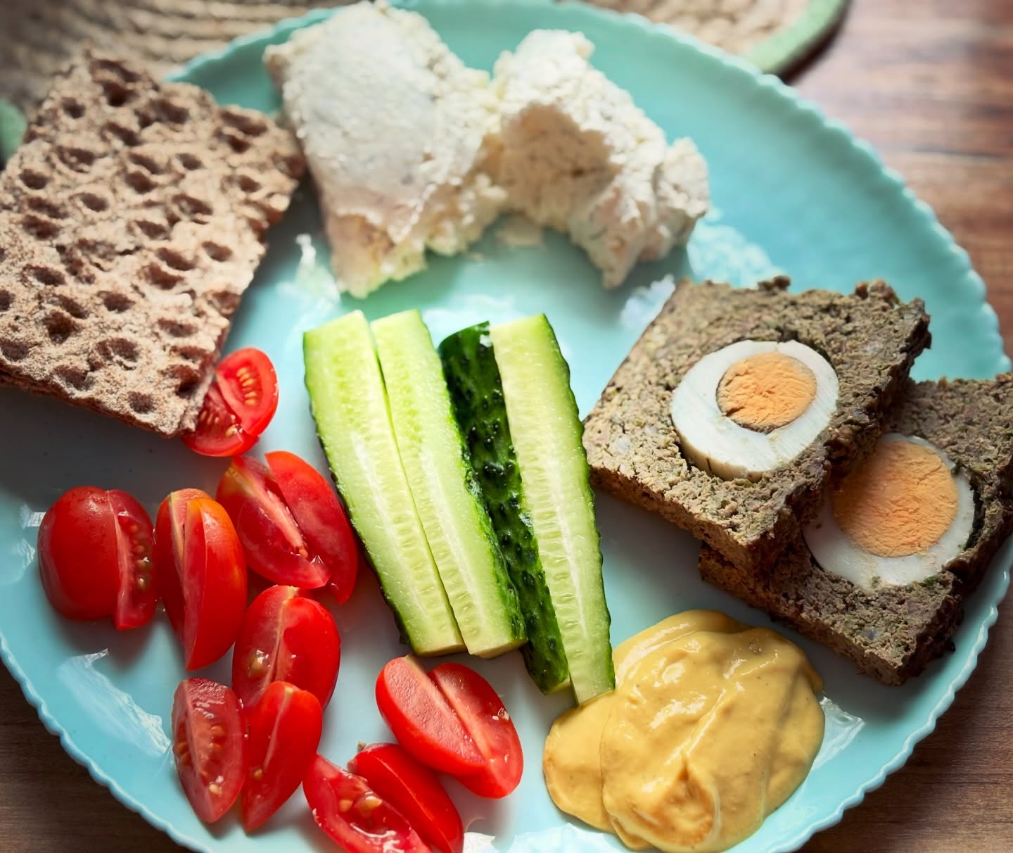 Si din seria “mancare de Paste”, continuam cu drob, branza proaspata cu marar de la @artesana.ro , wassa, legume si nelipsitul mustar

#zicemami #paste #mancaredepaste #easter #easterfood