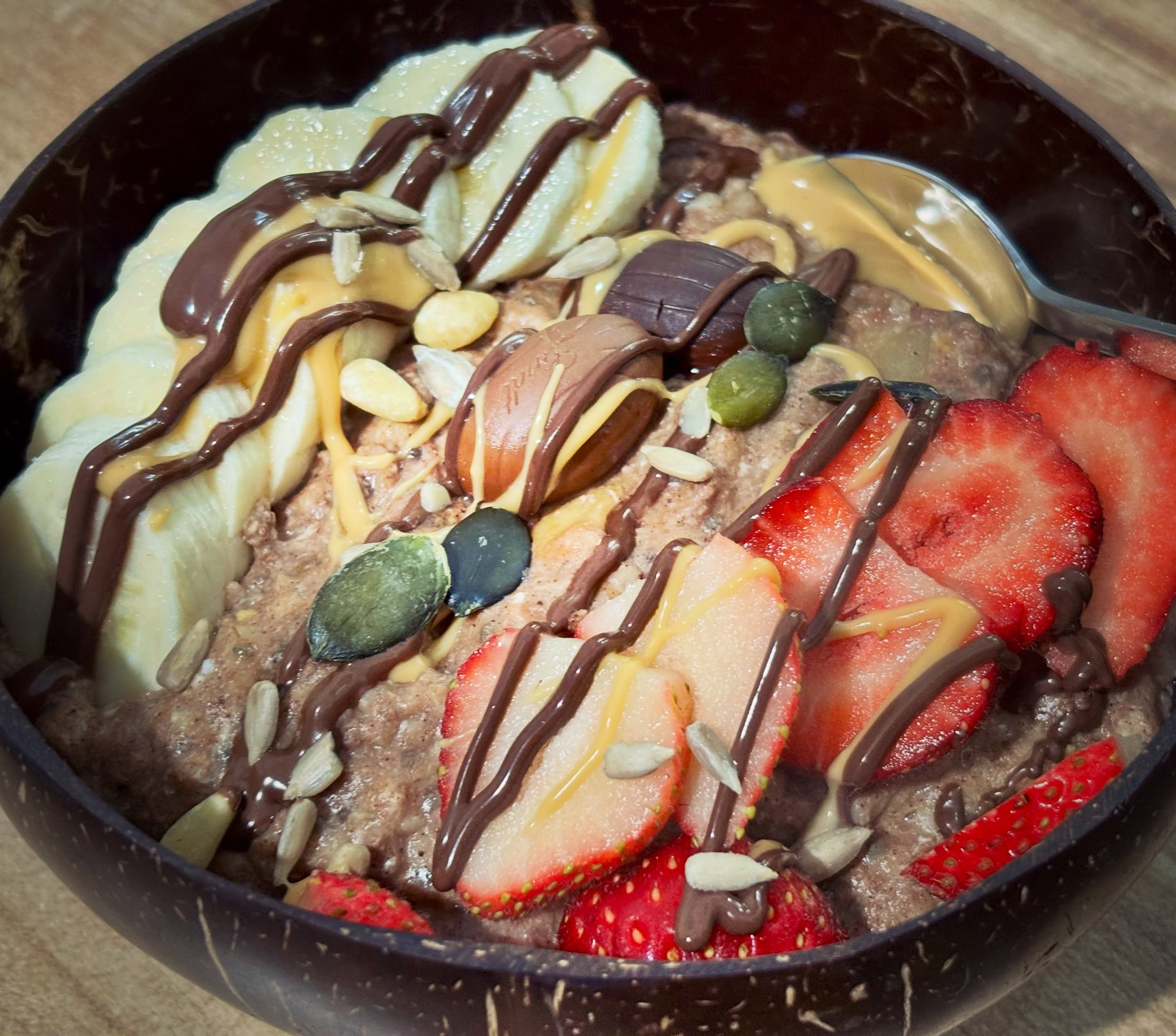 Mic dejun: terci cald de ovaz cu proteina de la @myproteinro, albus, fructe, ciocolata, unt de arahide, topping de ciocolata si mix de seminte

#zicemami #healthyeating #porridge #oatmeal #tercideovaz
