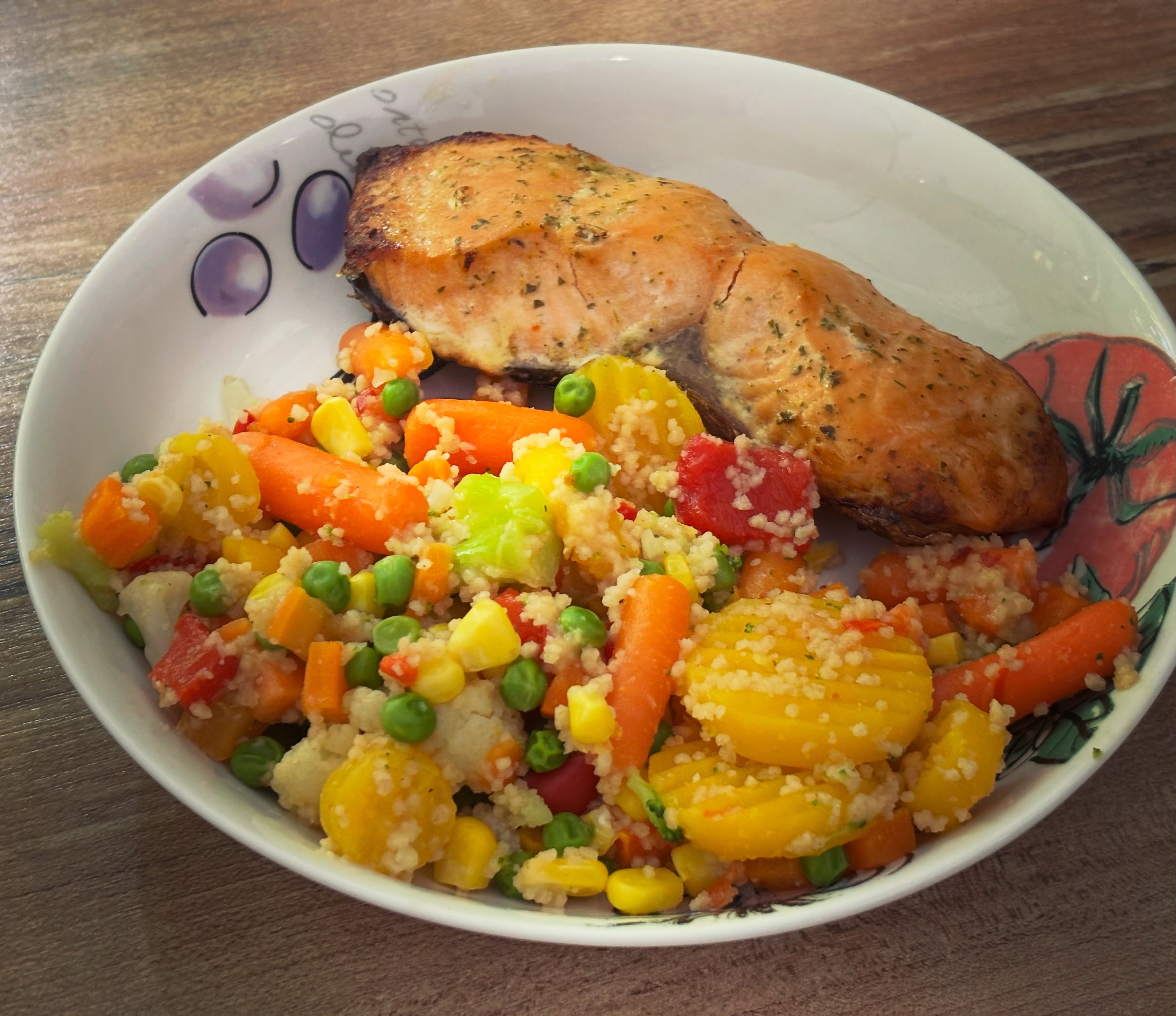 Pranz: somon la cuptor si legume la abur cu cuscus

#zicemami #healthyeating #highprotein #pranz #somon