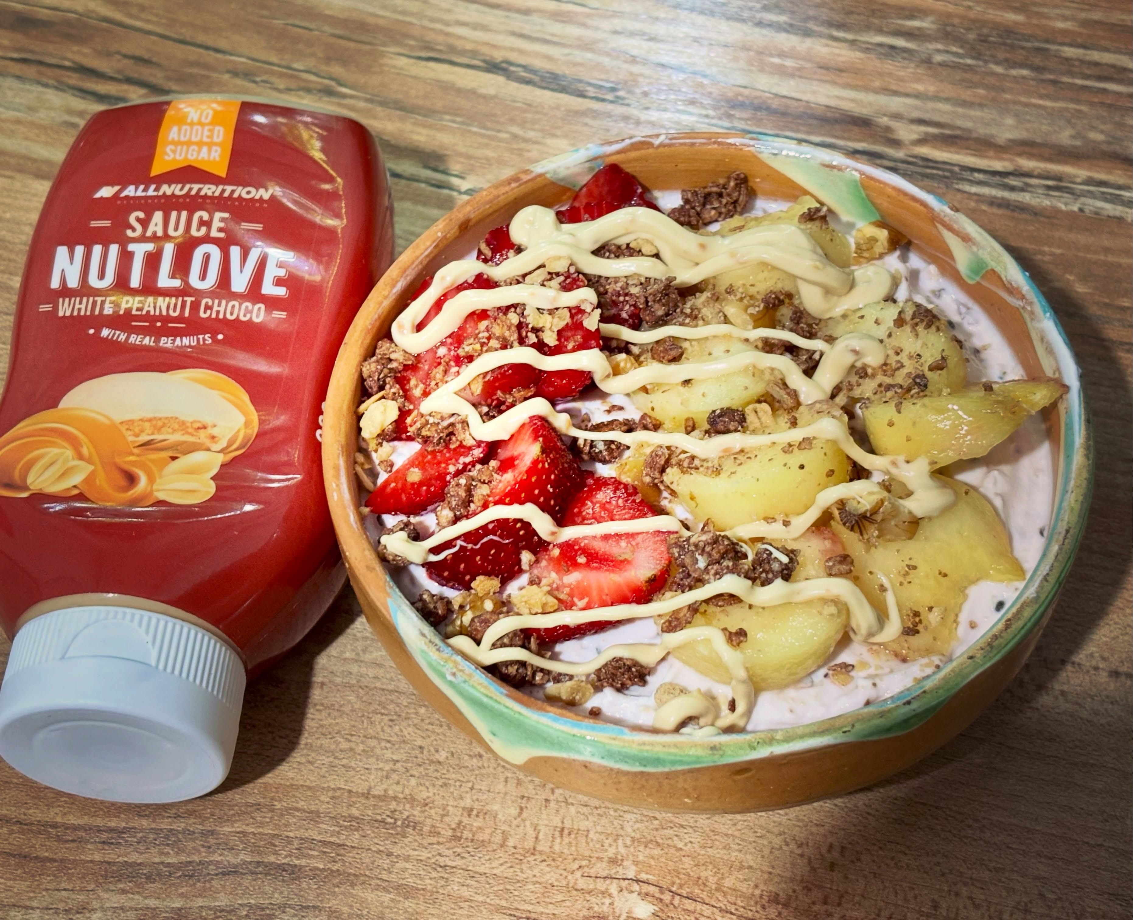 Gustare: quark high protein de la @lidlromania, musli crunchy de la @dm_romania, fructe si topping de alune de la @allnutritionro 

#zicemami #healthyeating #highprotein #snack #highproteindessert