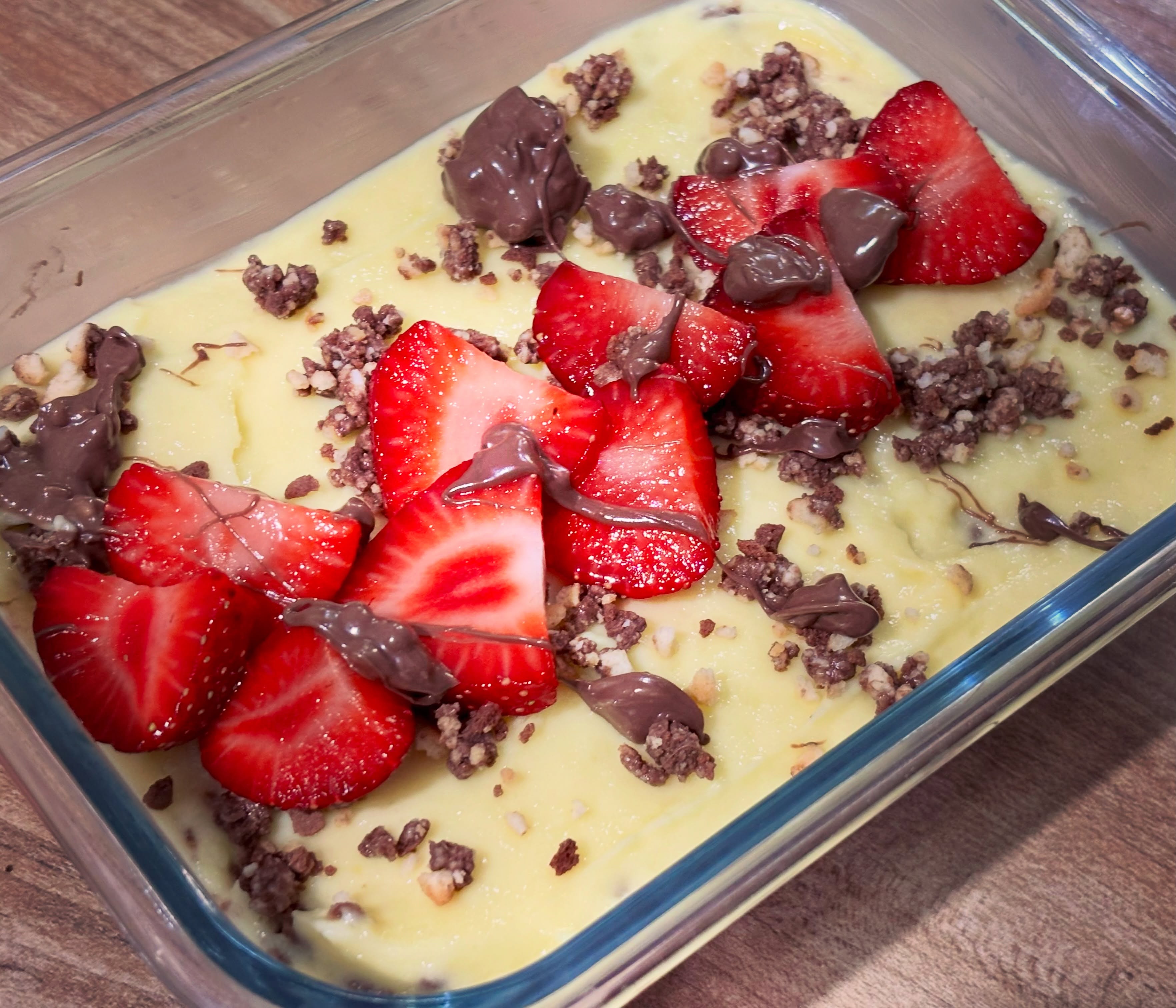 Desert delicios, aproximativ 350 kcal si 25 g de proteine (2 portii)

Blat - 60 g biscuiti digestivi maruntiti si o lingura (20-25 g de crema de ciocolata)
Crema - 400 g de budinca proteica de vanilie si gelatina instant (nu am masurat, doar cat sa se lege budinca si sa devina ferma, oricum vor mai trage si biscuitii din umiditate)

Am pus un strat de biscuiti (dati la blender cu crema de ciocolata), un strat de crema de vanilie, biscuiti, crema si decor din restul de biscuiti, capsune si crema de ciocolata (alte 10-15 g). 

Sunt doua portii generoase sau 4 mai micute. 

In loc de biscuiti puteti pune fulgi de ovaz inmuiati. 

#zicemami #desert #healthyeating #highprotein