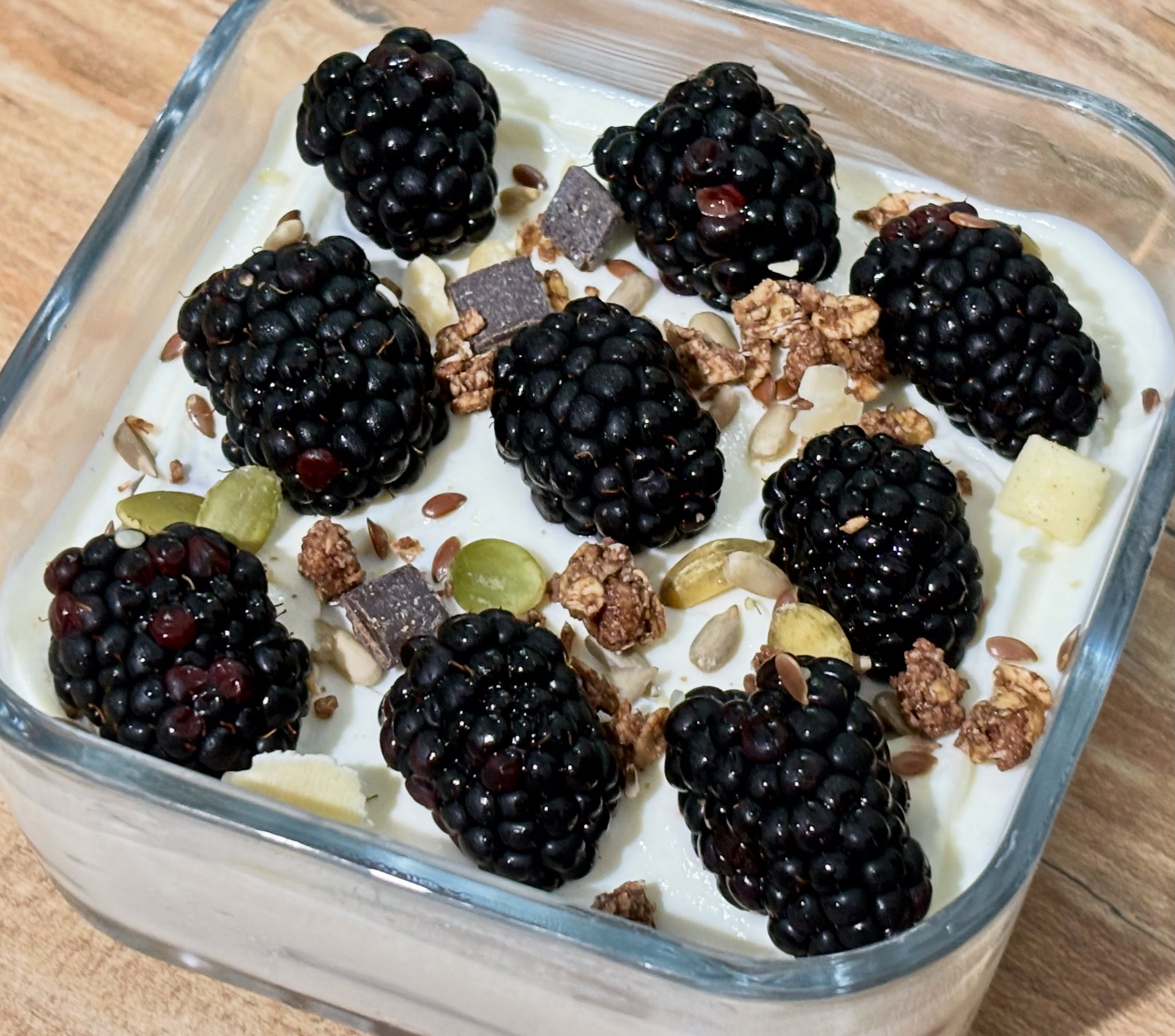 De la viralul cheesecake japonez cu iaurt și biscuiți, eu am tot testat si inventat, ca de vreo jumătate de an am, in parte, aceeași gustare: quark high protein de la @lidlromania, biscuiti si fructe, seminte, topping, etc. Foarte bun, satios si simplu de preparat!

#zicemami #highproteindiet #healthylifestyle