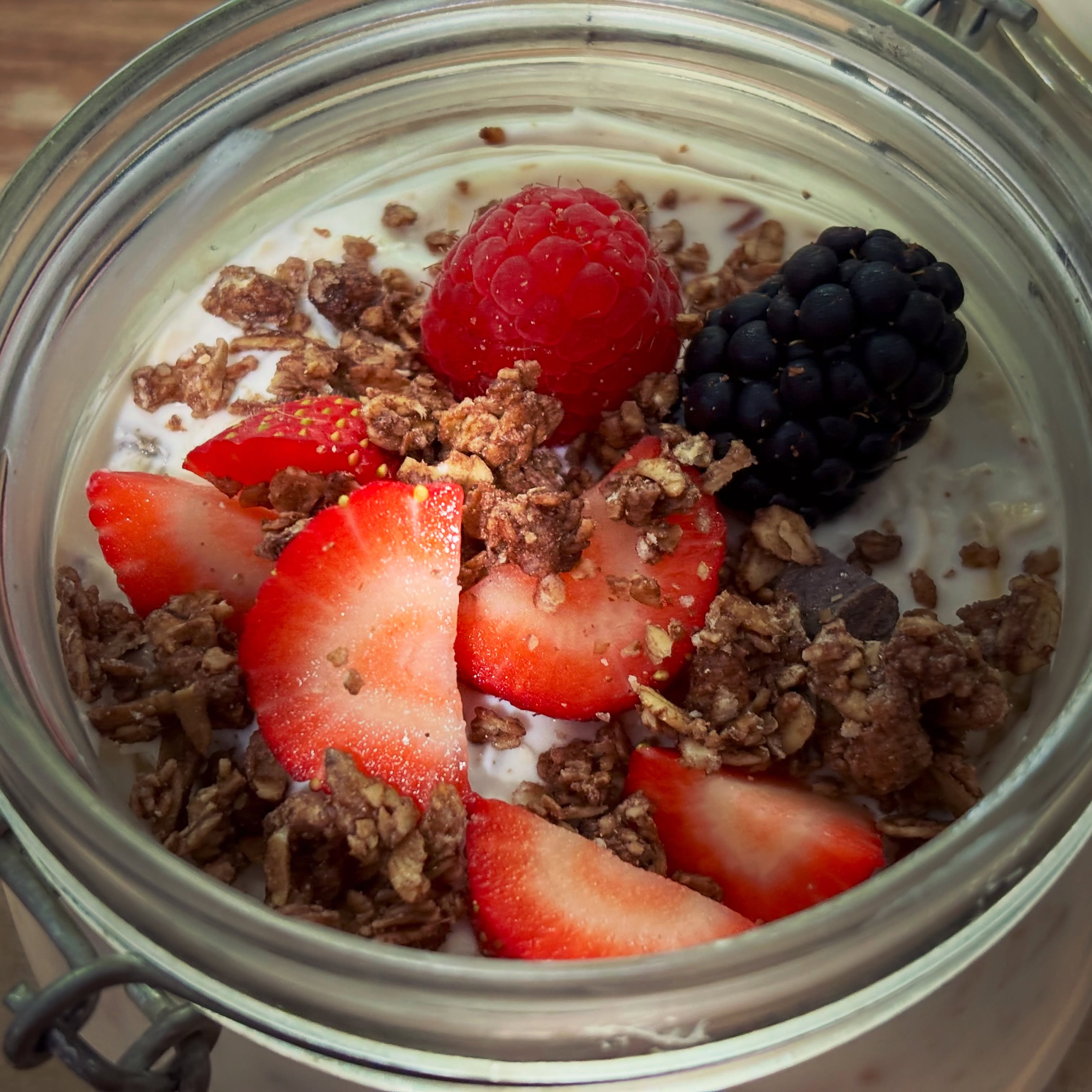 Mic dejun: terci de ovaz la rece cu skyr de la @lidlromania, fructe, seminte si granola

#zicemami #overnightoats #healthyeating #highprotein