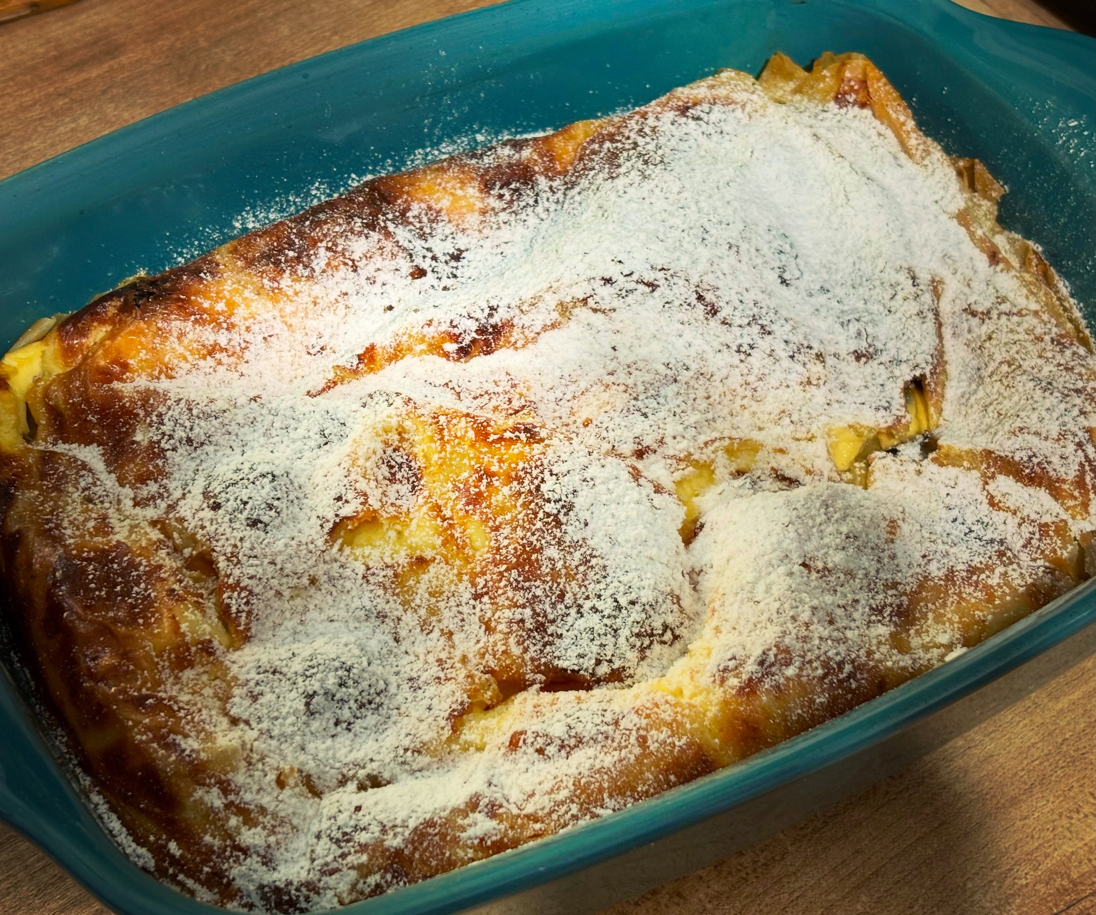 Am avut o pofta: placinta cu iaurt, asadar m-am pus la treaba: in compozitie am pus o cutie de fagaras usor, 300 g de iaurt grecesc 2%, 3 oua, coaja rasa de lamaie, 50 g de merisoare (stafide) si am indulcit totul cu flavordrops de la @allnutritionro 

Am folosit foi din comert, 4 bucati taiate in 2. 

Asadar: tava unsa cu unt topit, foaie, unt topit, foaie, compozitie, foaie, unt topit, foaie, compozitie, si tot asa pana la final cand terminat cu foaie pensilata usor cu compozitie. 

180 de grade pana rumeneste ametitor. 

Pofta buna!
#zicemami #healthyliving #healthyeating #placintacubranza #placintacuiaurt