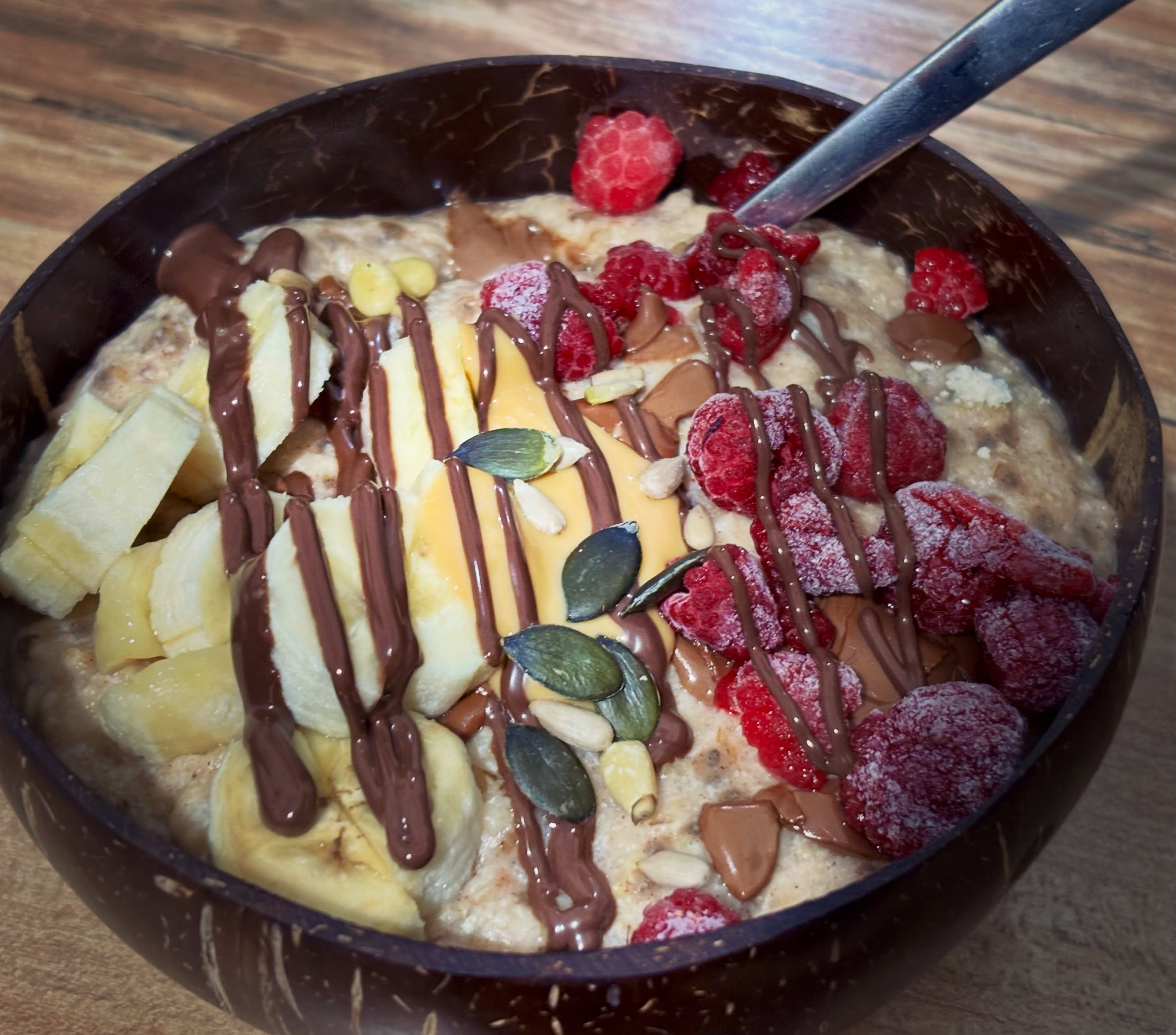 Mic dejun: terci cald de ovaz cu proteina, albus, fructe, ciocolata, unt de arahide si seminte

#zicemami #highprotein #oatmeal #healthyeating