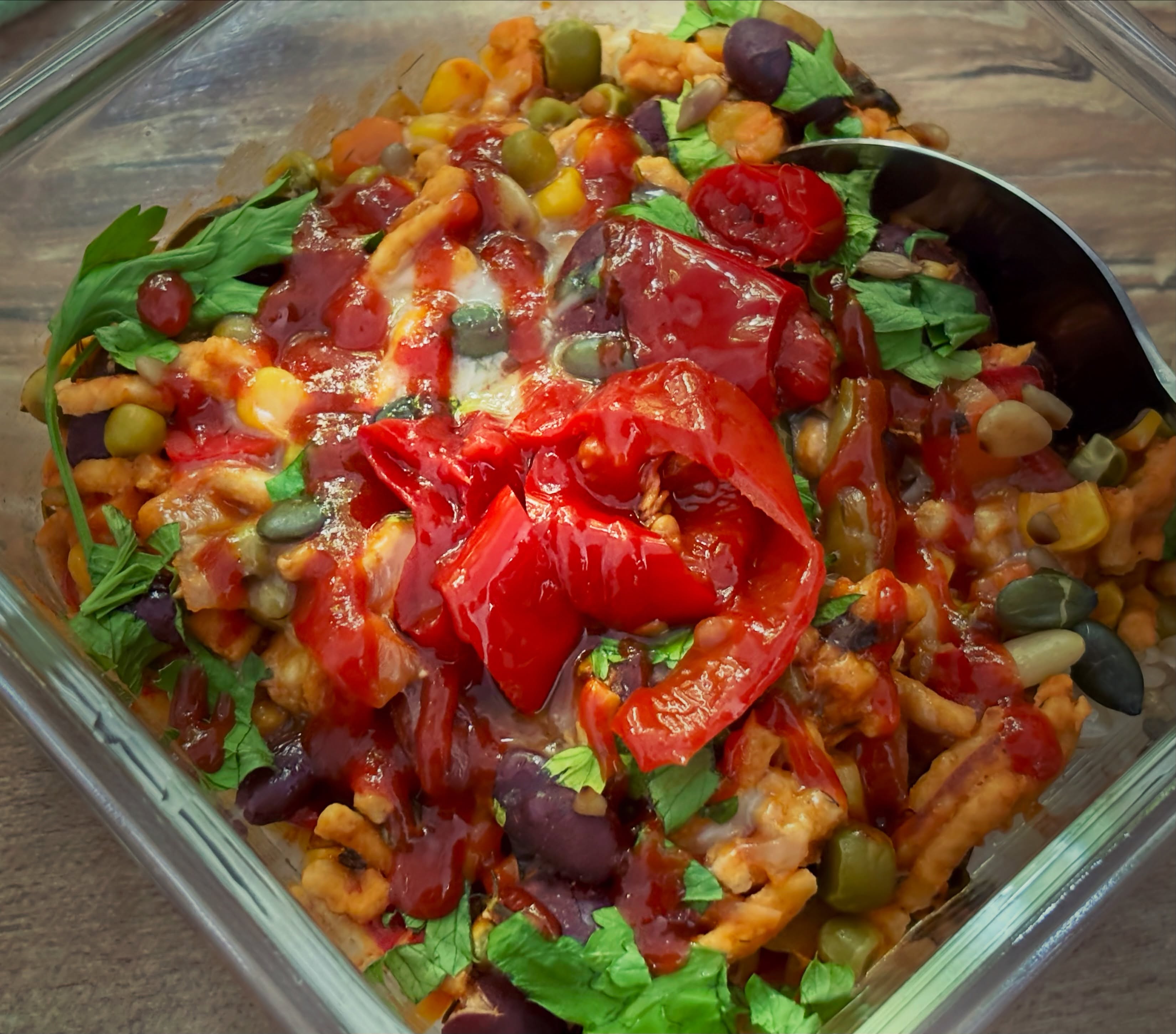 Pranzul de azi, din rezerva de meal prep, bol mexican cu carne si legume, alaturi de nelipsitul sos sriracha si ardei iute. 

#zicemami #highprotein #healthyeating #fitnessfood