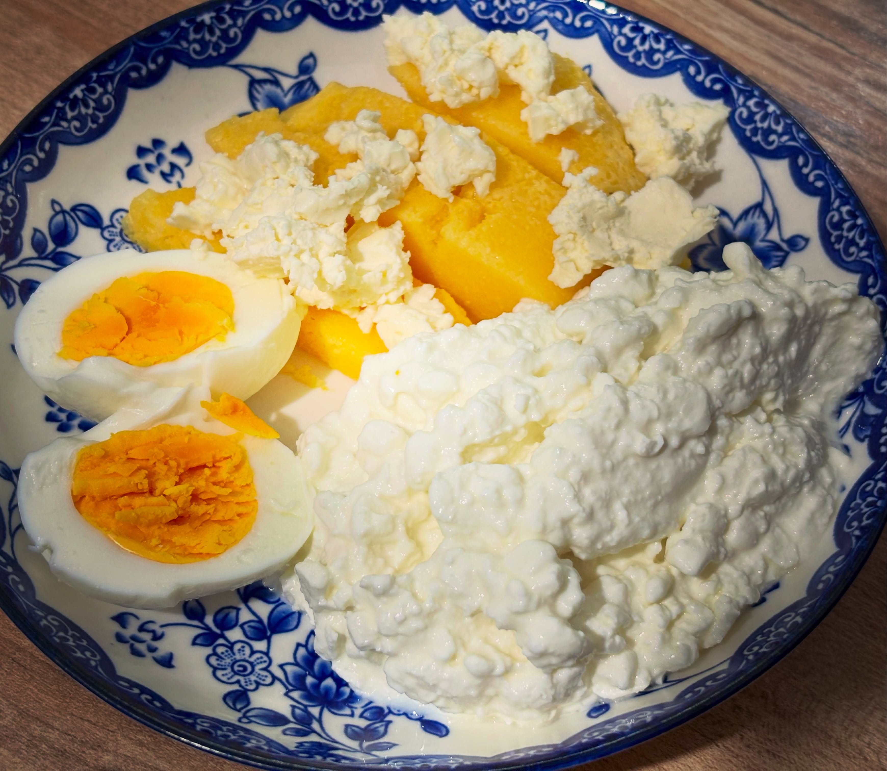 Una dintre mesele mele preferate: mamaliga cu cottage, telemea si ou fiert. Pana in 400 kcal si peste 30 g de proteine, adica un fel de perfectiune. 

#zicemami #healthyeating #highprotein #lunch #lunchideas