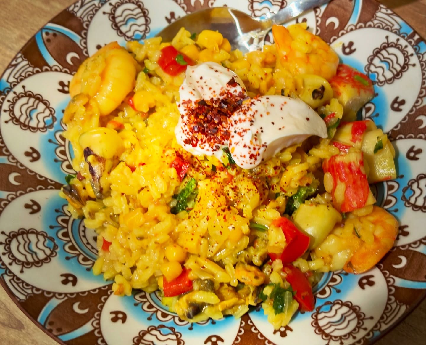 Cina de sambata seara, fara plating special - orez cu fructe de mare si legume, servit cu sos de iaurt cu lamaie, usturoi si fulgi de chilli. 

#zicemami #orezcufructedemare #seafood #dinner #highprotein