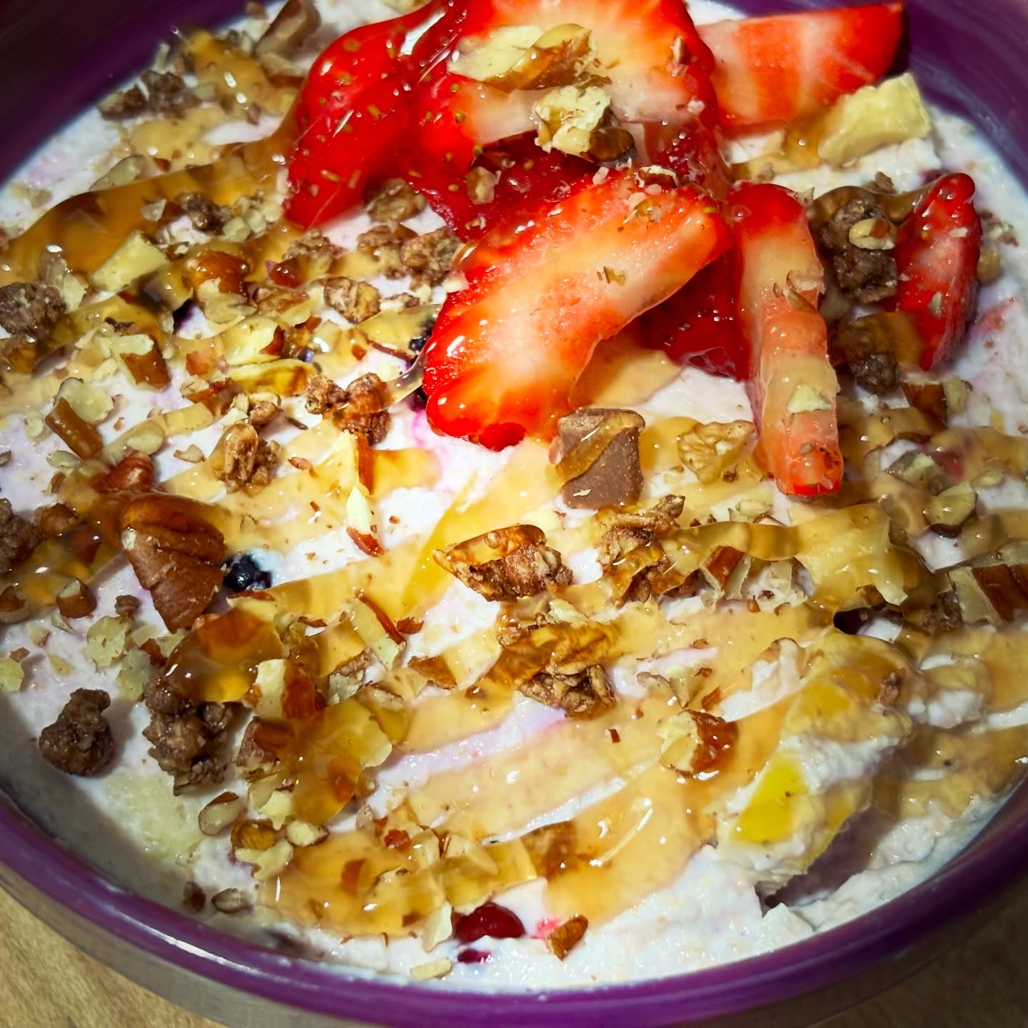 Bol cu iaurt, granola, fructe, nuci si sos caramel fara zahar de la @allnutritionro 

#zicemami #yoghurtbowl #highprotein #healthyeating