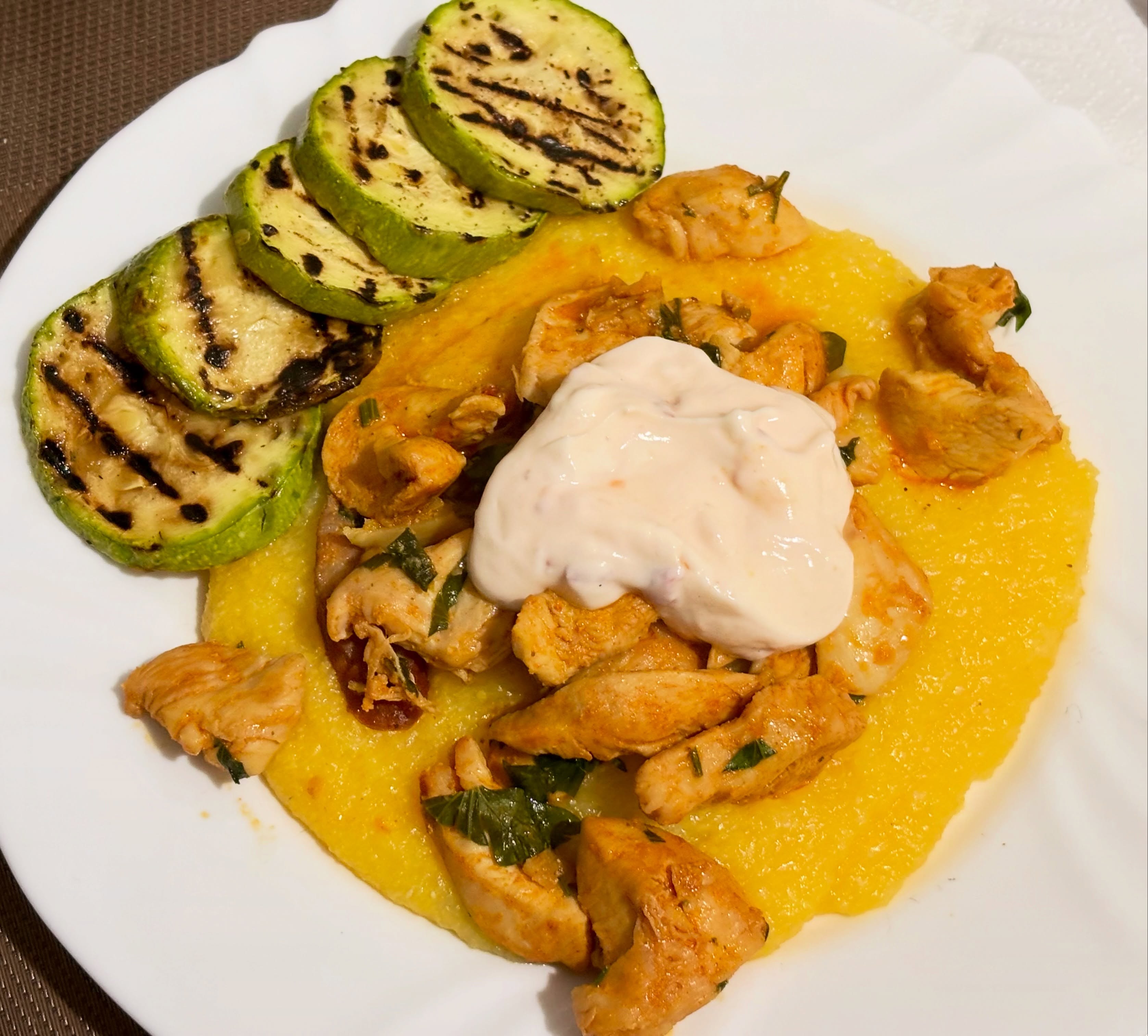 Un pranz delicios: mamaliga cremoasa, piept de pui tras la tigaie cu cabanos, usturoi si patrunjel, sos de iaurt cu chilli dulce si dovlecel la grill pentru fibre. 

#zicemami #healthyeating #highprotein #mamaliga #pieptdepui